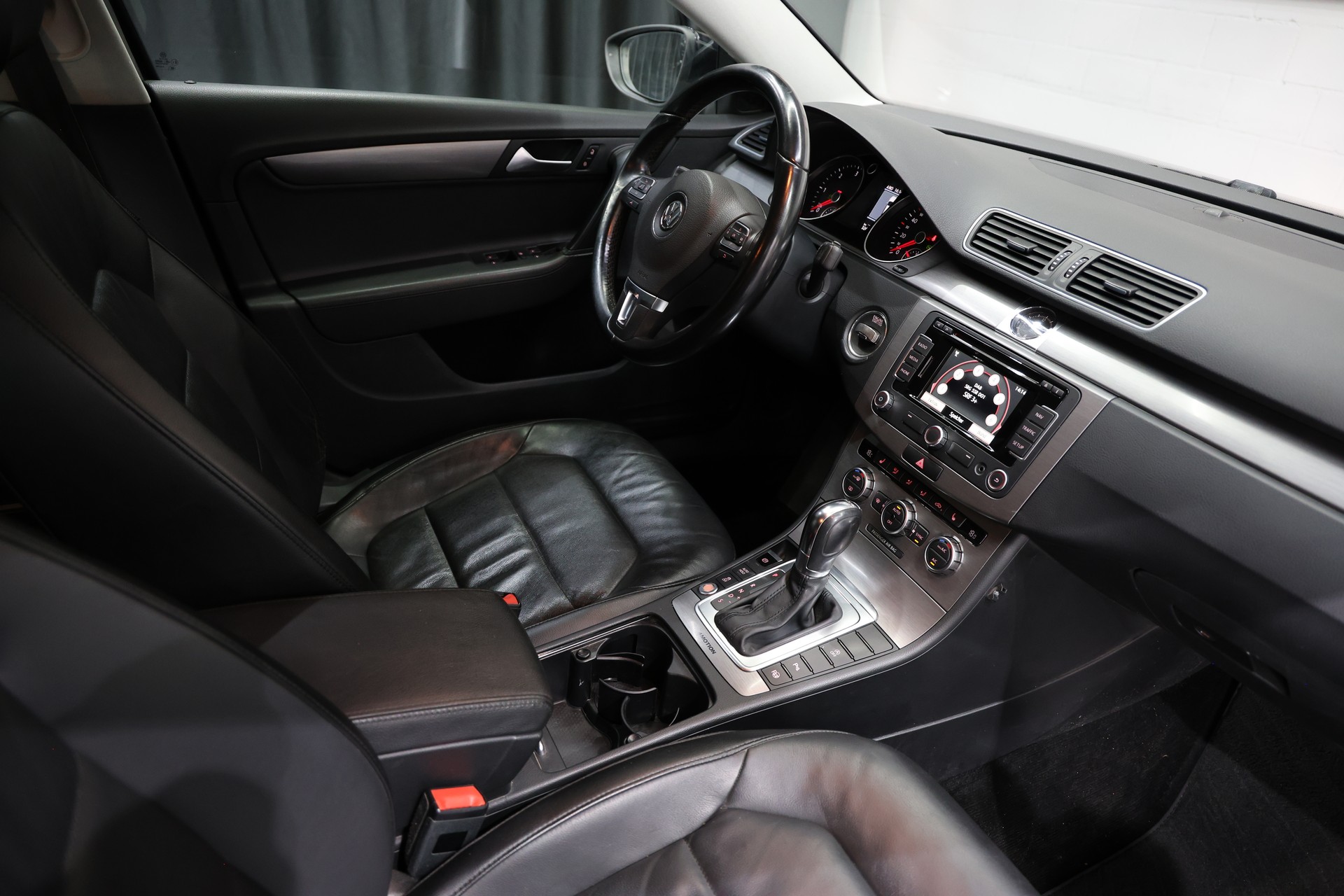 VW Passat Variant 2.0 TDI BMT R-Design 4M DSG-image-10