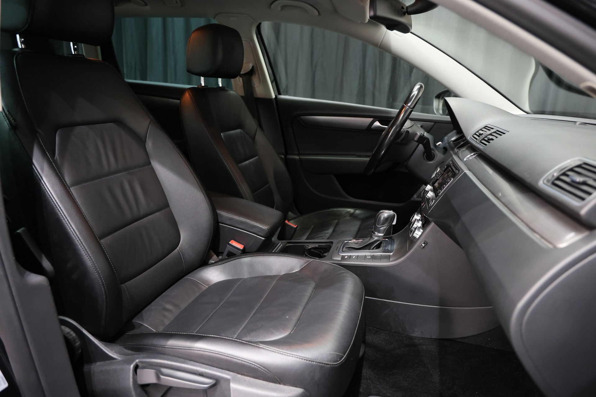 VW Passat Variant 2.0 TDI BMT R-Design 4M DSG-image-11
