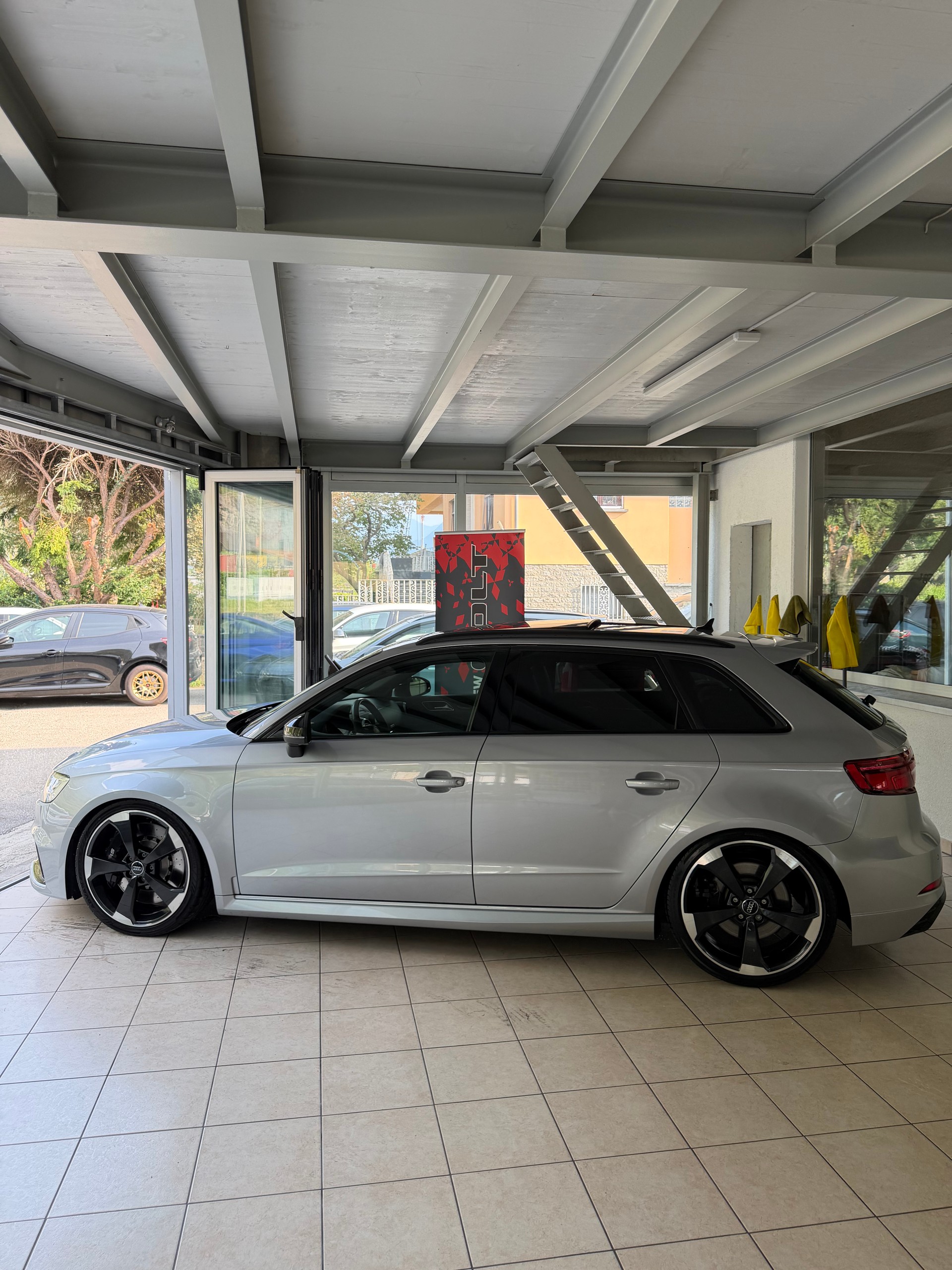 AUDI RS3 Sportback 2.5 TSI quattro S-tronic-image-2