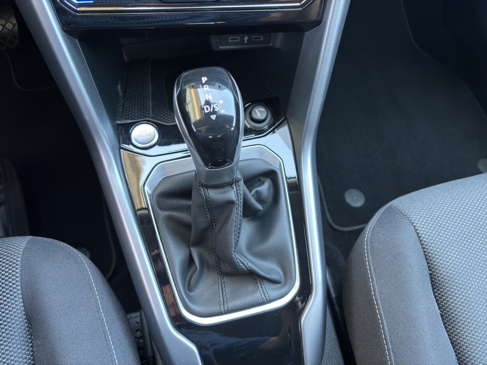 VW T-Roc 1.5 TSI EVO Life DSG mit AHK & Rückfahrkamera-image-18