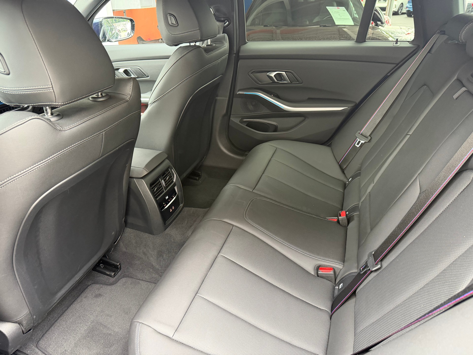 BMW 320d xDrive 48V Touring Steptronic M Sport-image-17