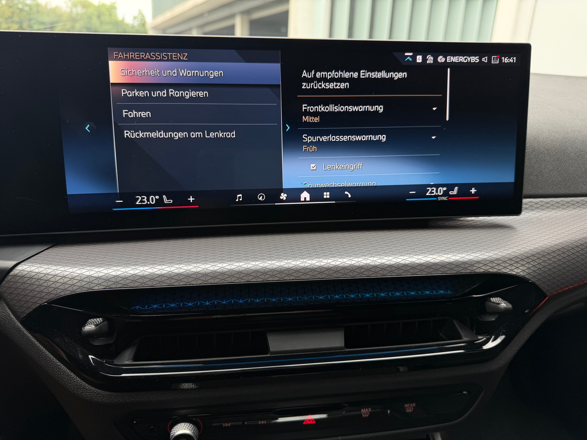 BMW 320d xDrive 48V Touring Steptronic M Sport-image-25