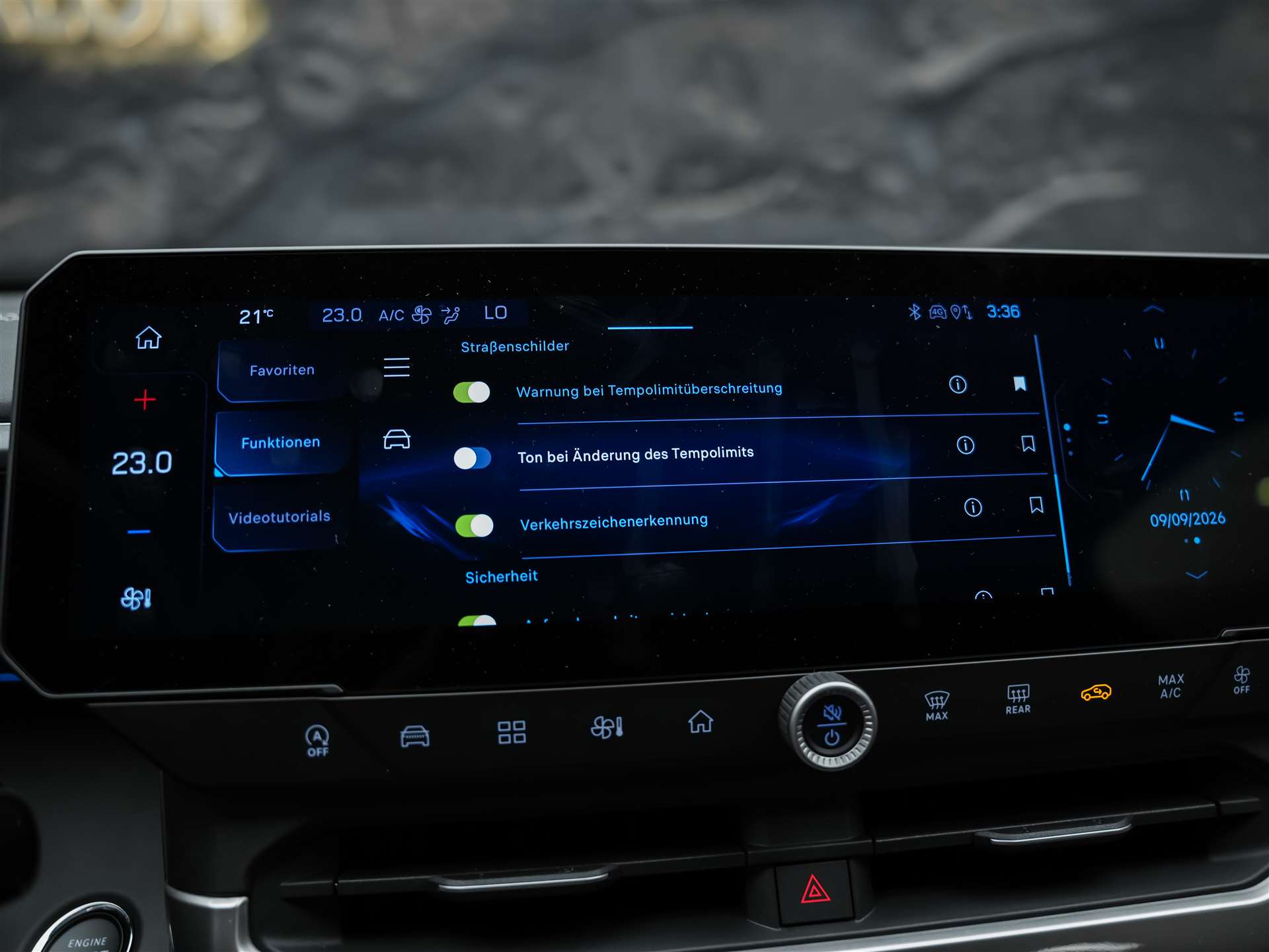 JEEP Compass 1.2 T e-Hybrid First Edition *SOFORT Verfügbar*Werksgarantie*Matrix-LED*Lenkradheizung*-image-33