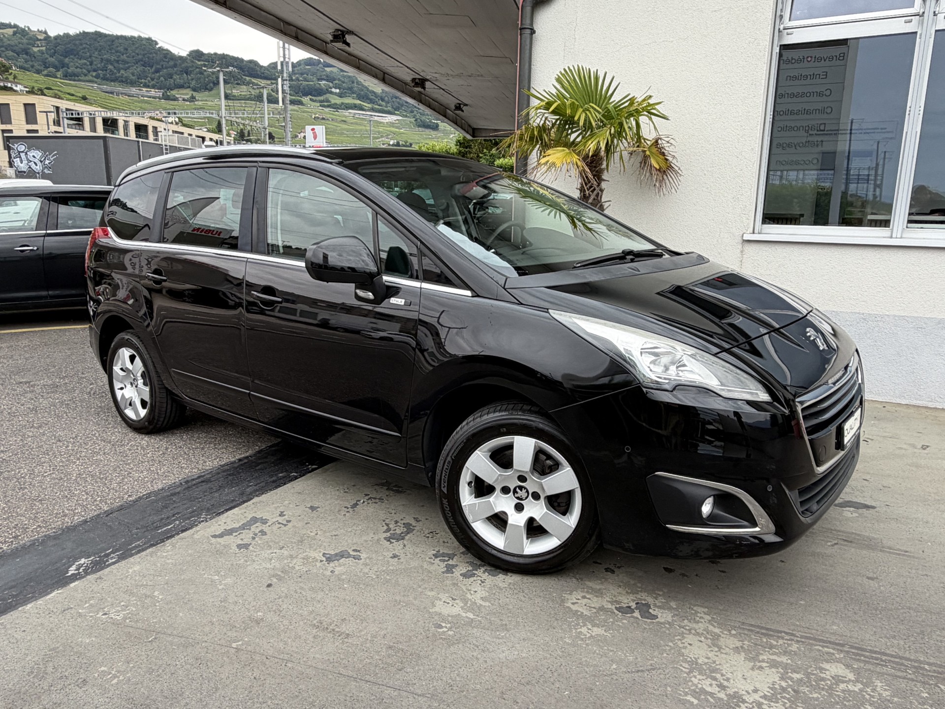 PEUGEOT 5008 1.6 BlueHDi Sensation Tiptronic-image-0