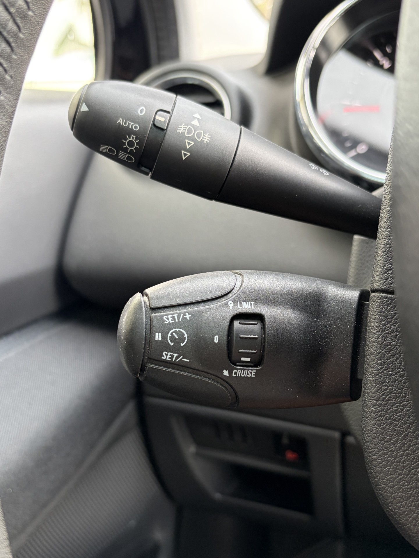 PEUGEOT 5008 1.6 BlueHDi Sensation Tiptronic-image-13