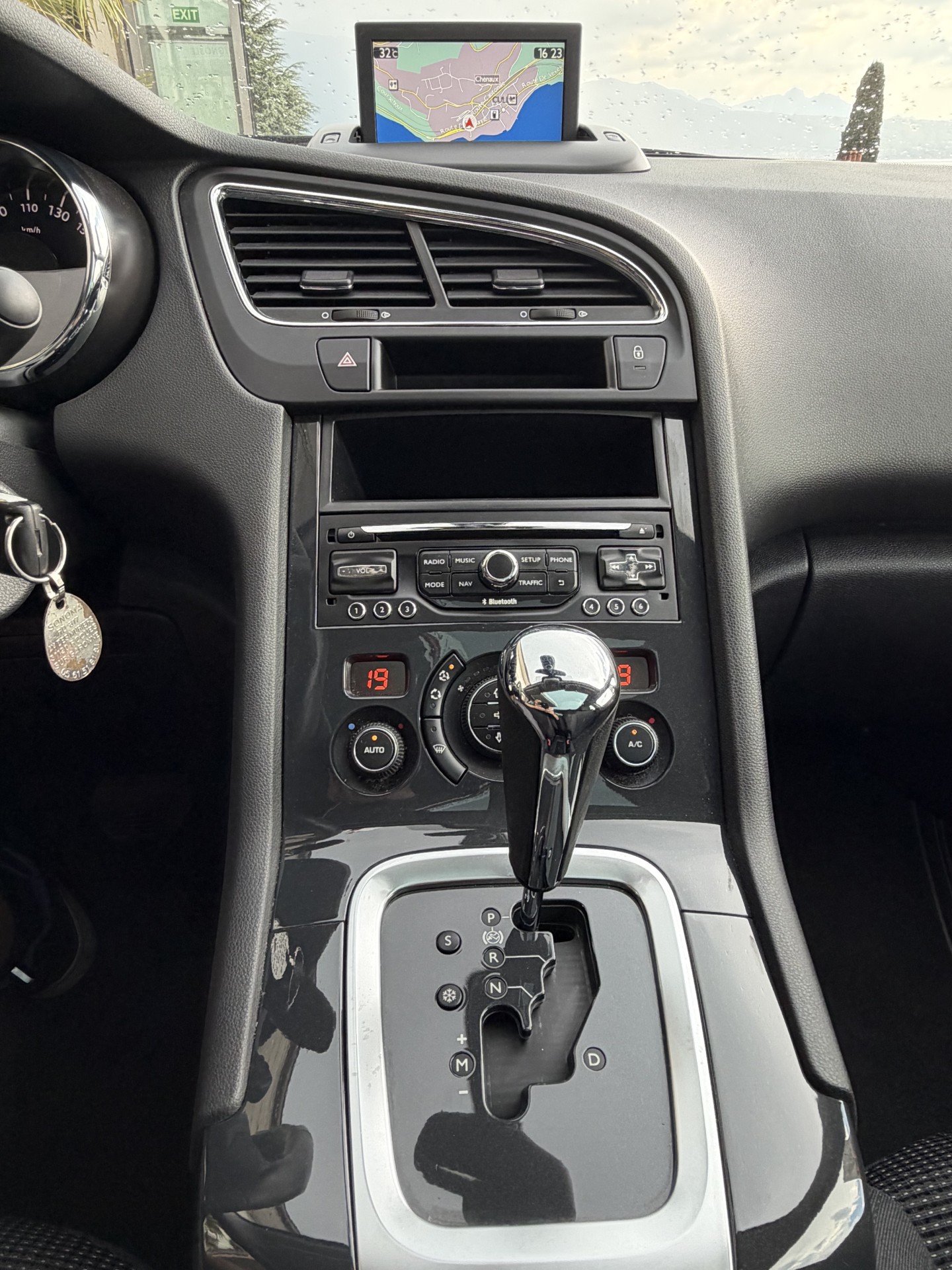 PEUGEOT 5008 1.6 BlueHDi Sensation Tiptronic-image-12