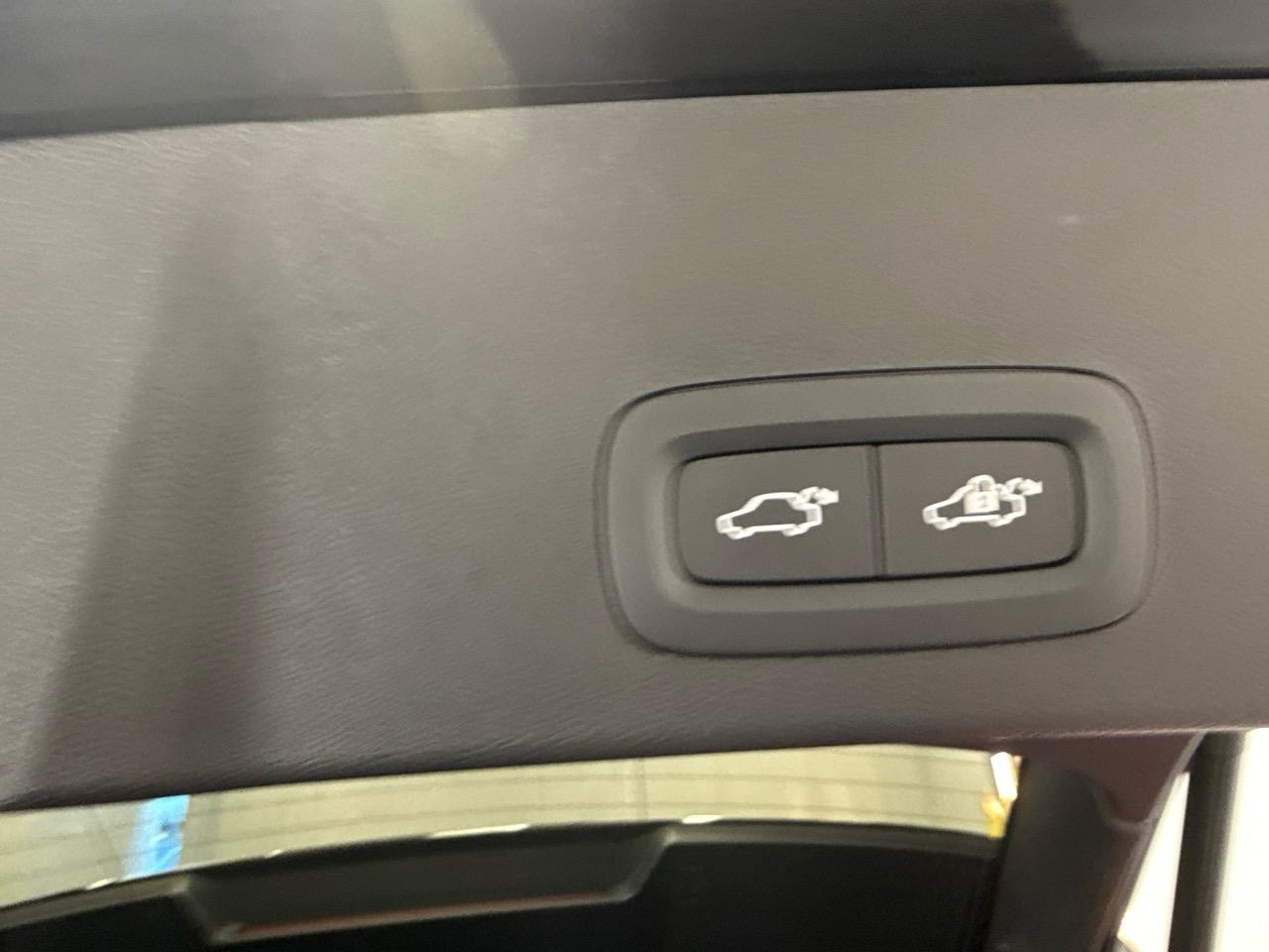 VOLVO XC40 B3 Plus Dark DCT-image-10