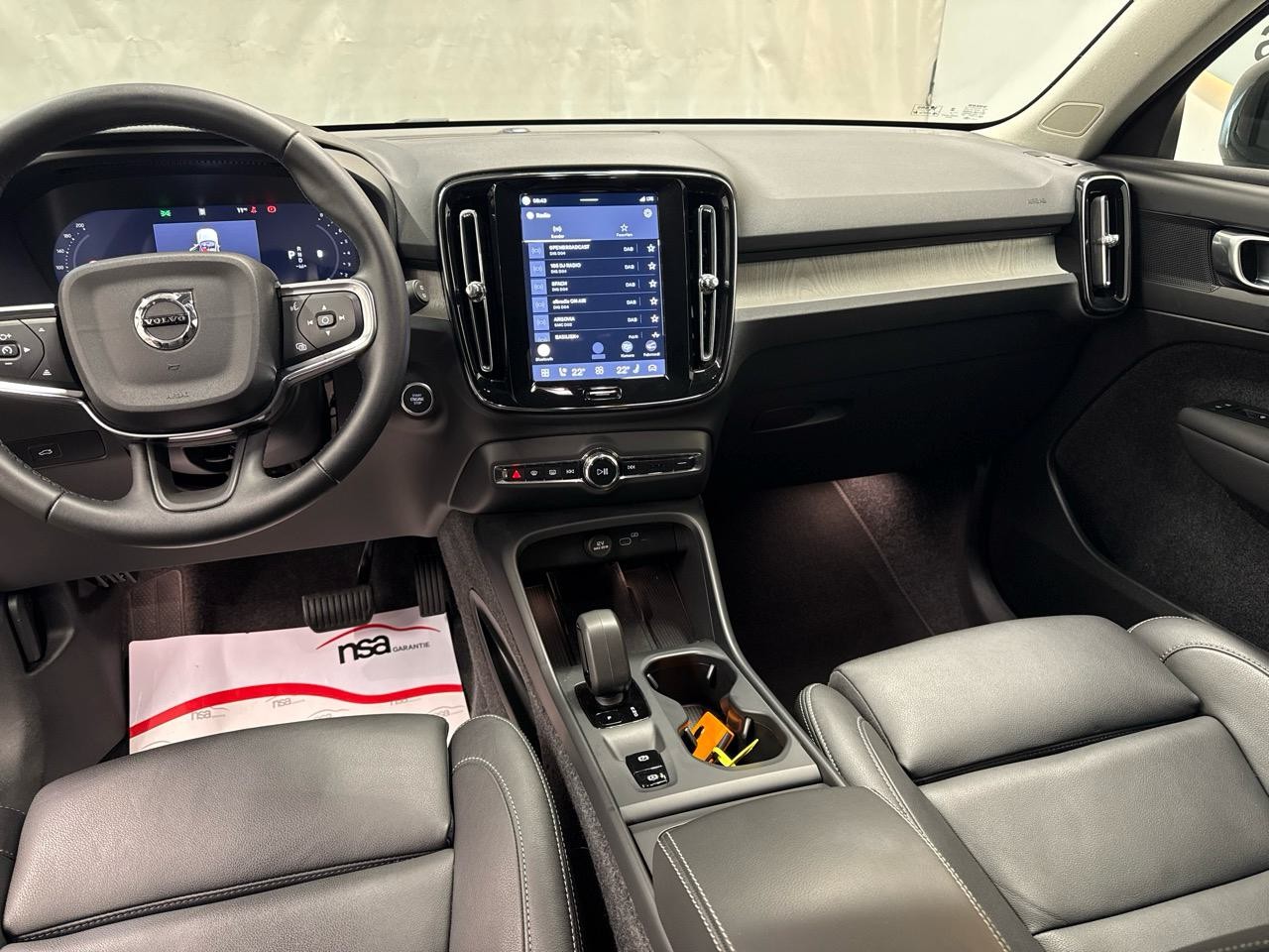 VOLVO XC40 B3 Plus Dark DCT-image-4