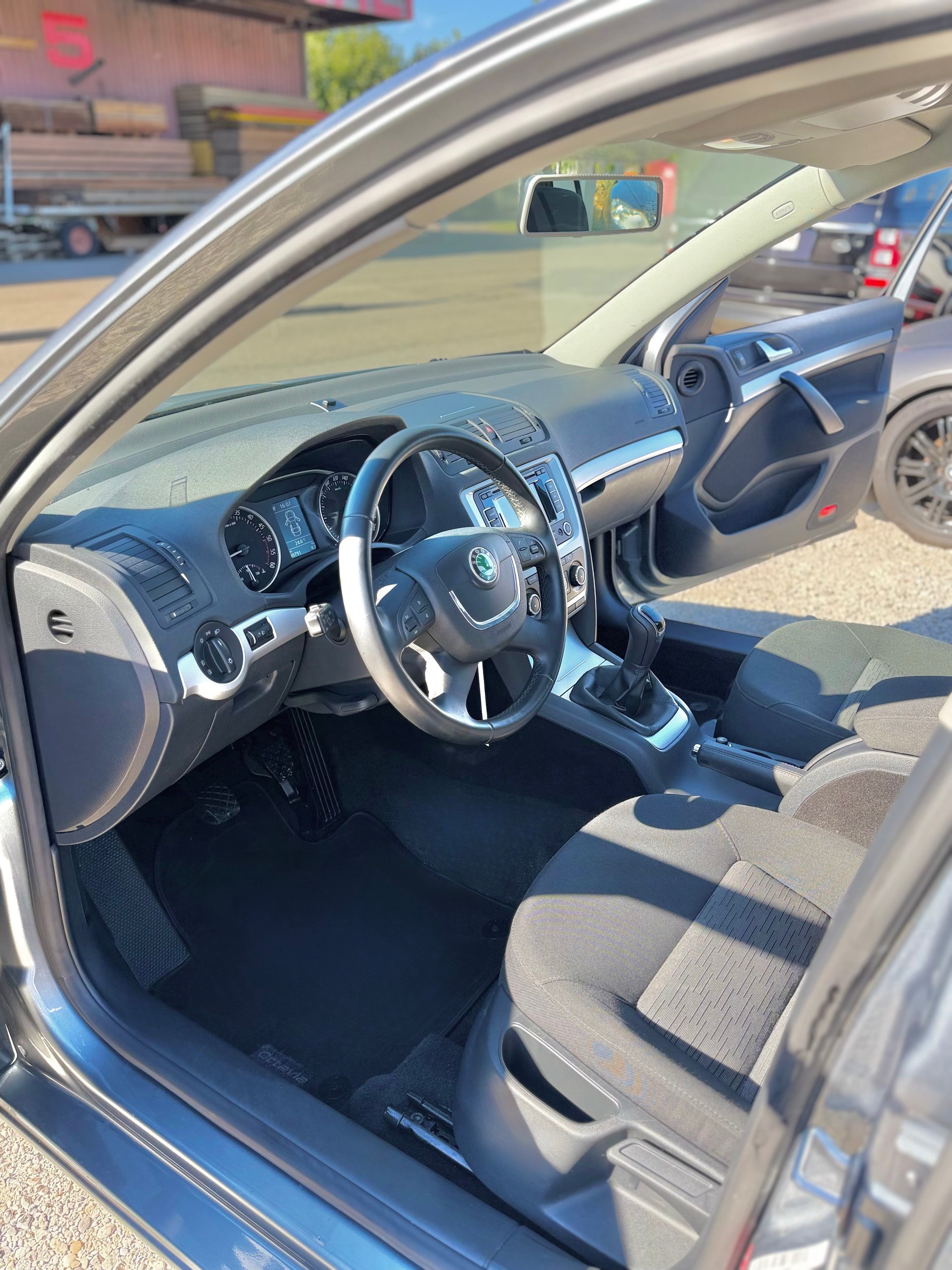 SKODA Octavia 1.6 TDI Elegance **Frisch ab MFK**. Aus erster Hand!**Garantie**-image-11