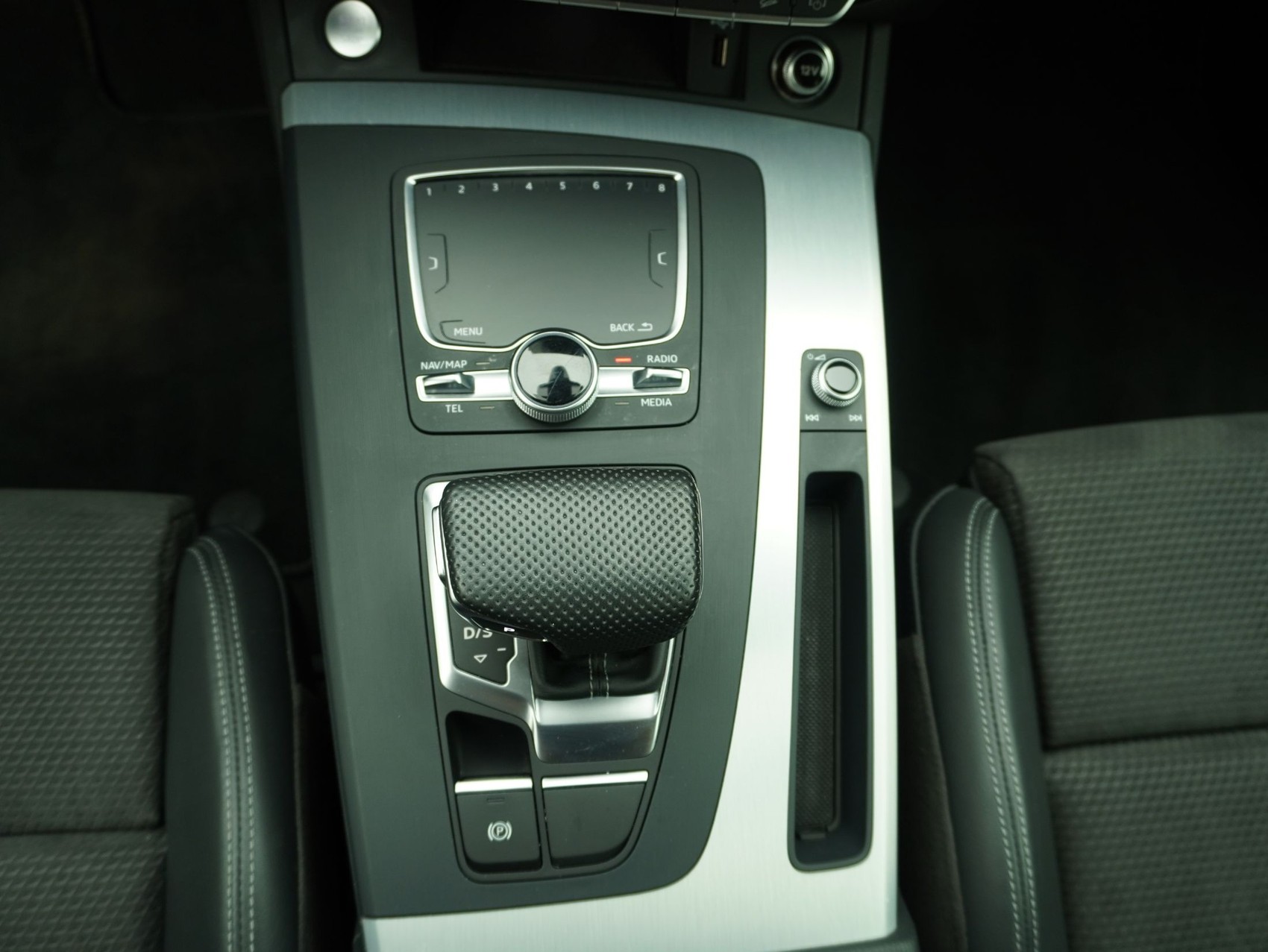 AUDI Q5 45 TFSI S line quattro S-Tronic-image-14