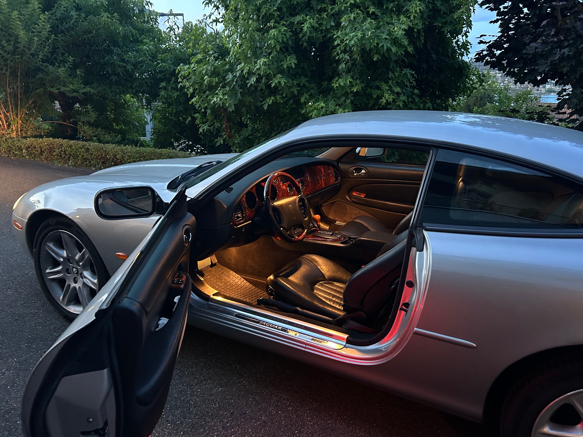 JAGUAR XK8 Coupé Silber Schwarz-image-4