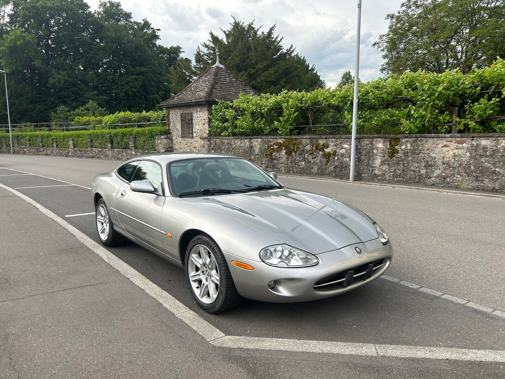 JAGUAR XK8 Coupé Silber Schwarz-image-0