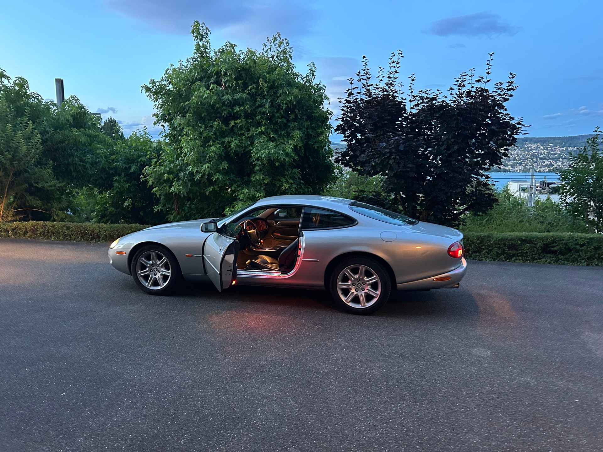 JAGUAR XK8 Coupé Silber Schwarz-image-3