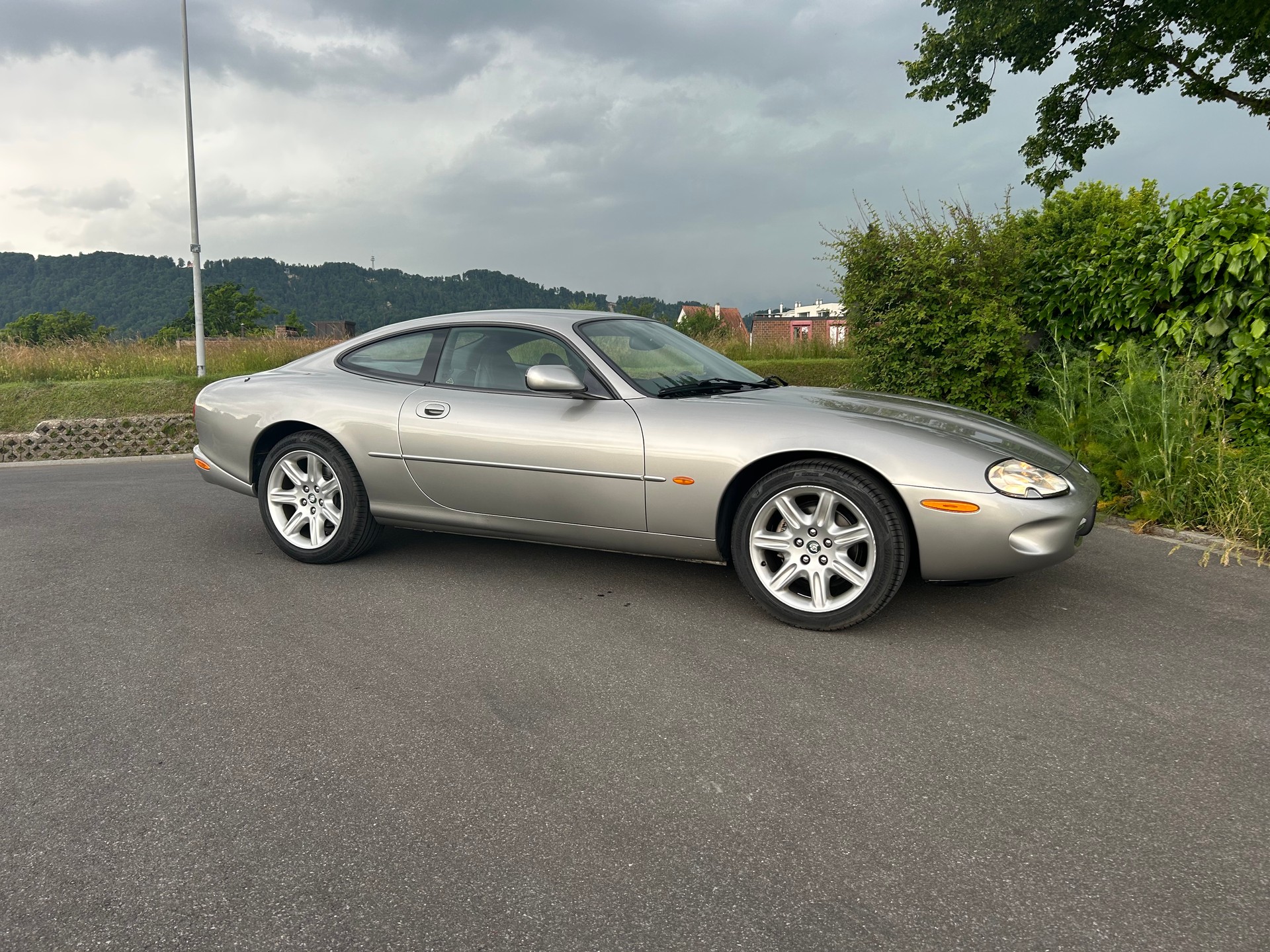 JAGUAR XK8 Coupé Silber Schwarz-image-2