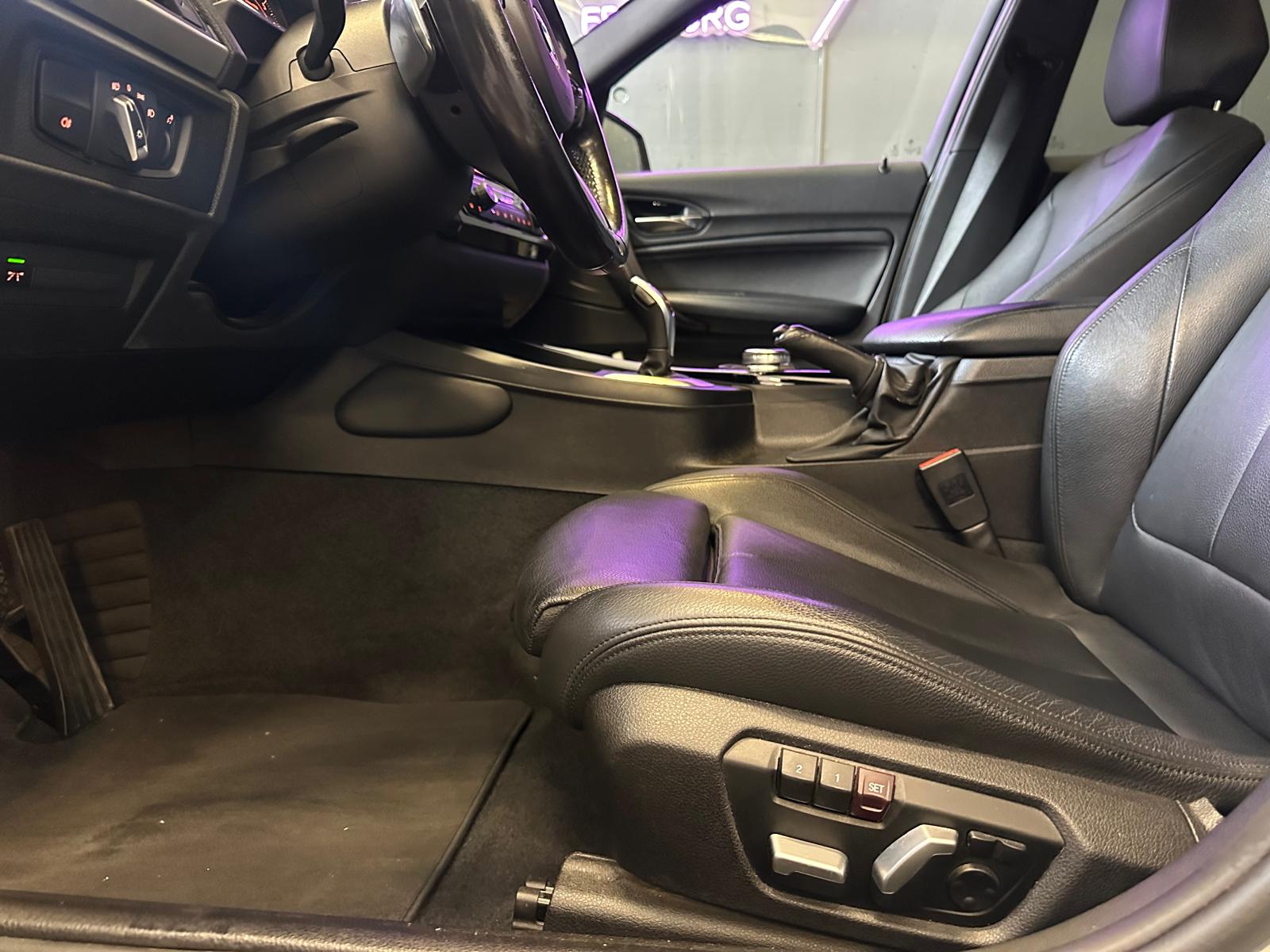 BMW M135i xDrive Steptronic-image-9