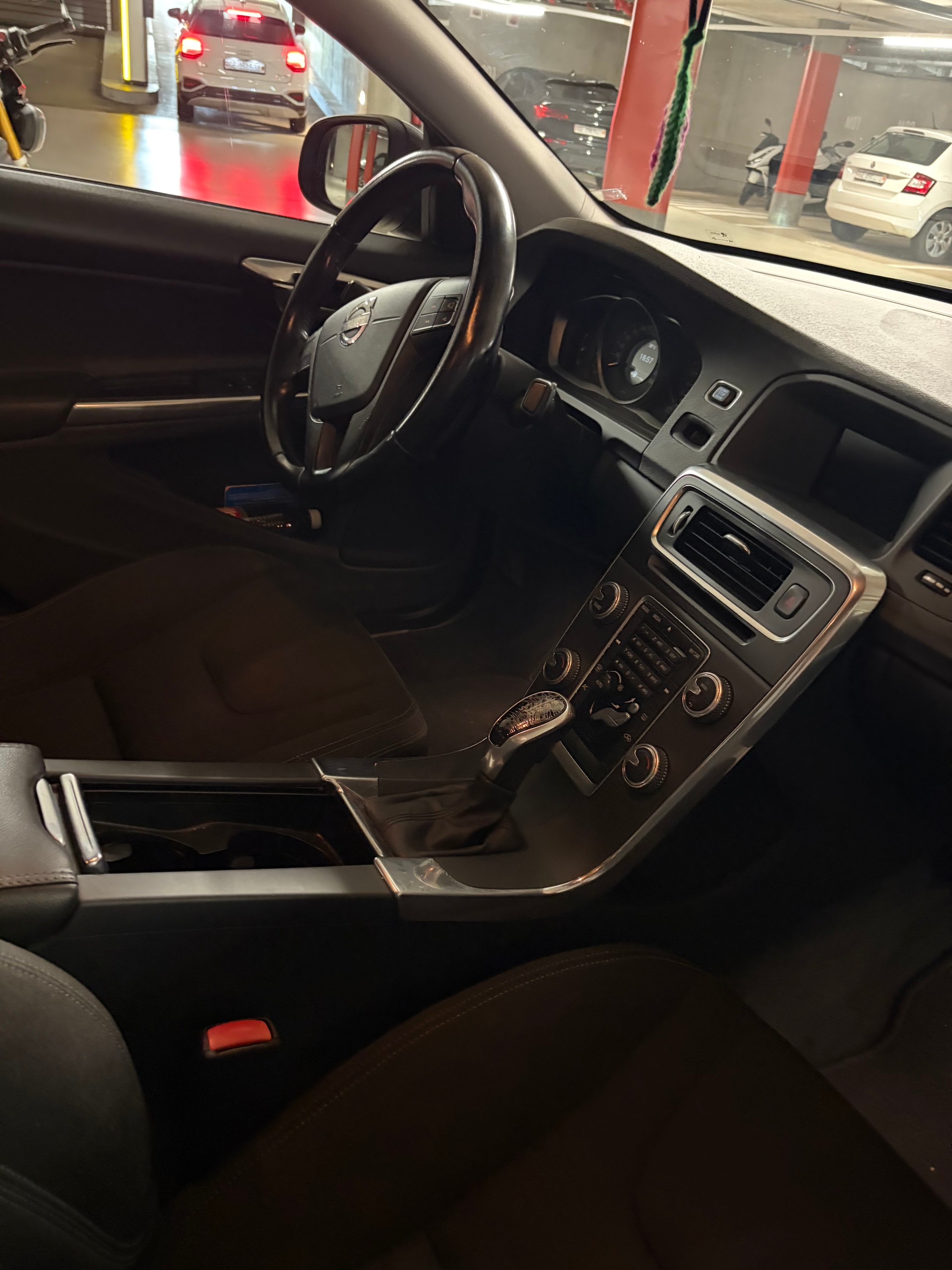 VOLVO 1.6 T3 Kinetic-image-3