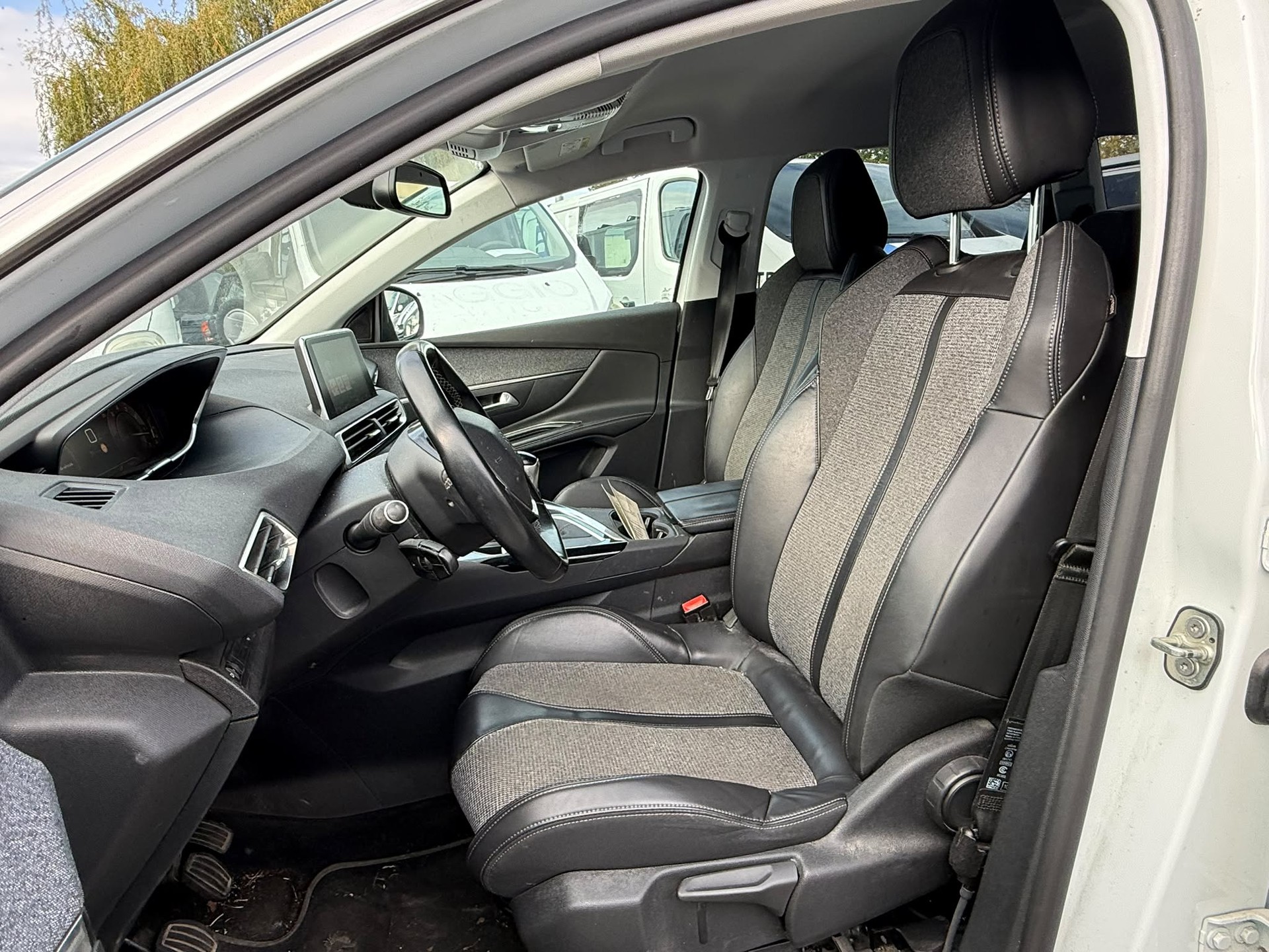 PEUGEOT 5008 1.2 Pure Tech Active-image-10