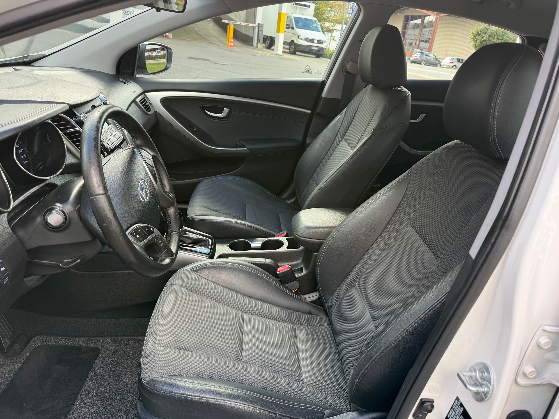 HYUNDAI i30 1.6 GDI Style Automatic-image-5