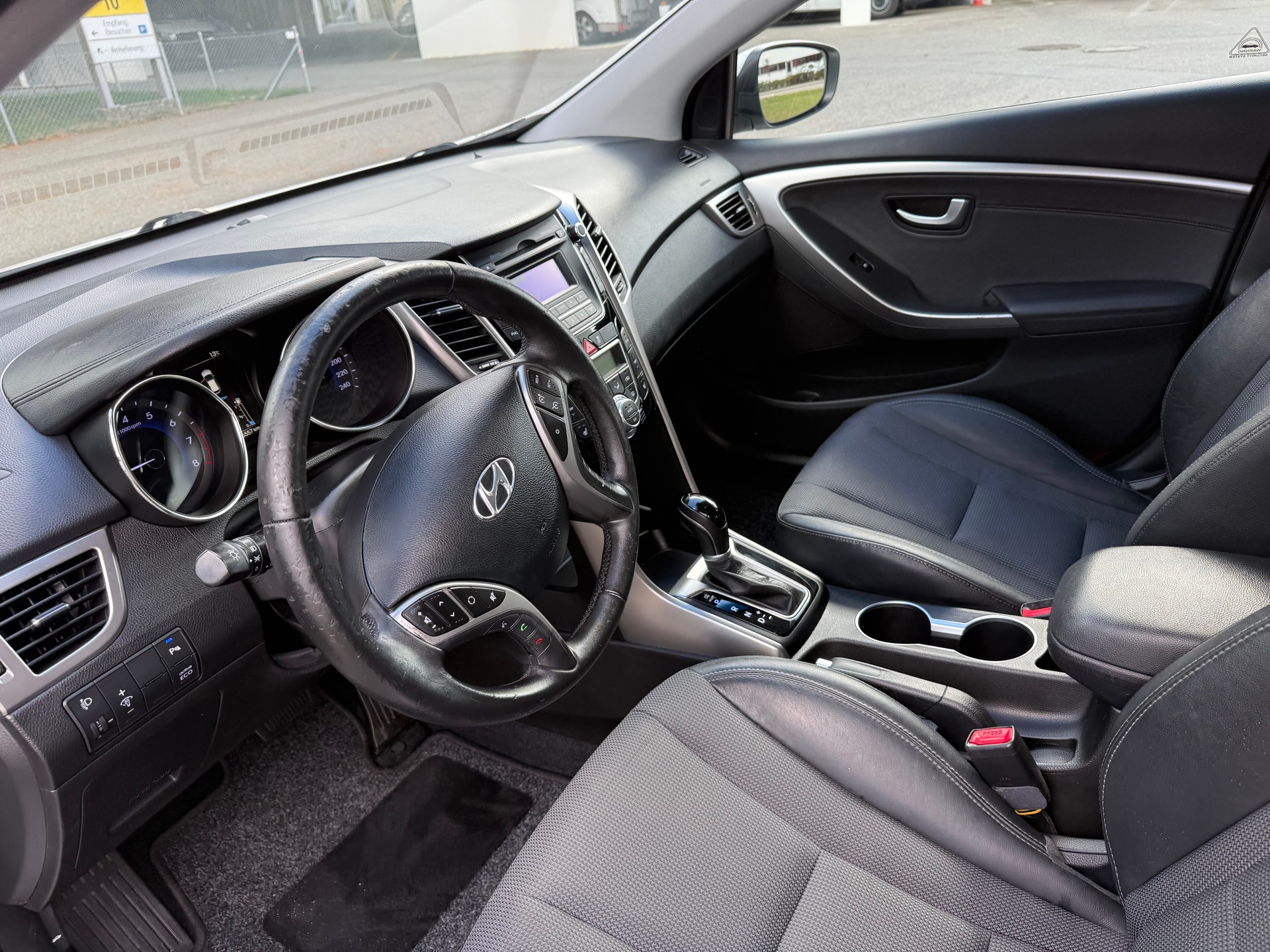 HYUNDAI i30 1.6 GDI Style Automatic-image-6