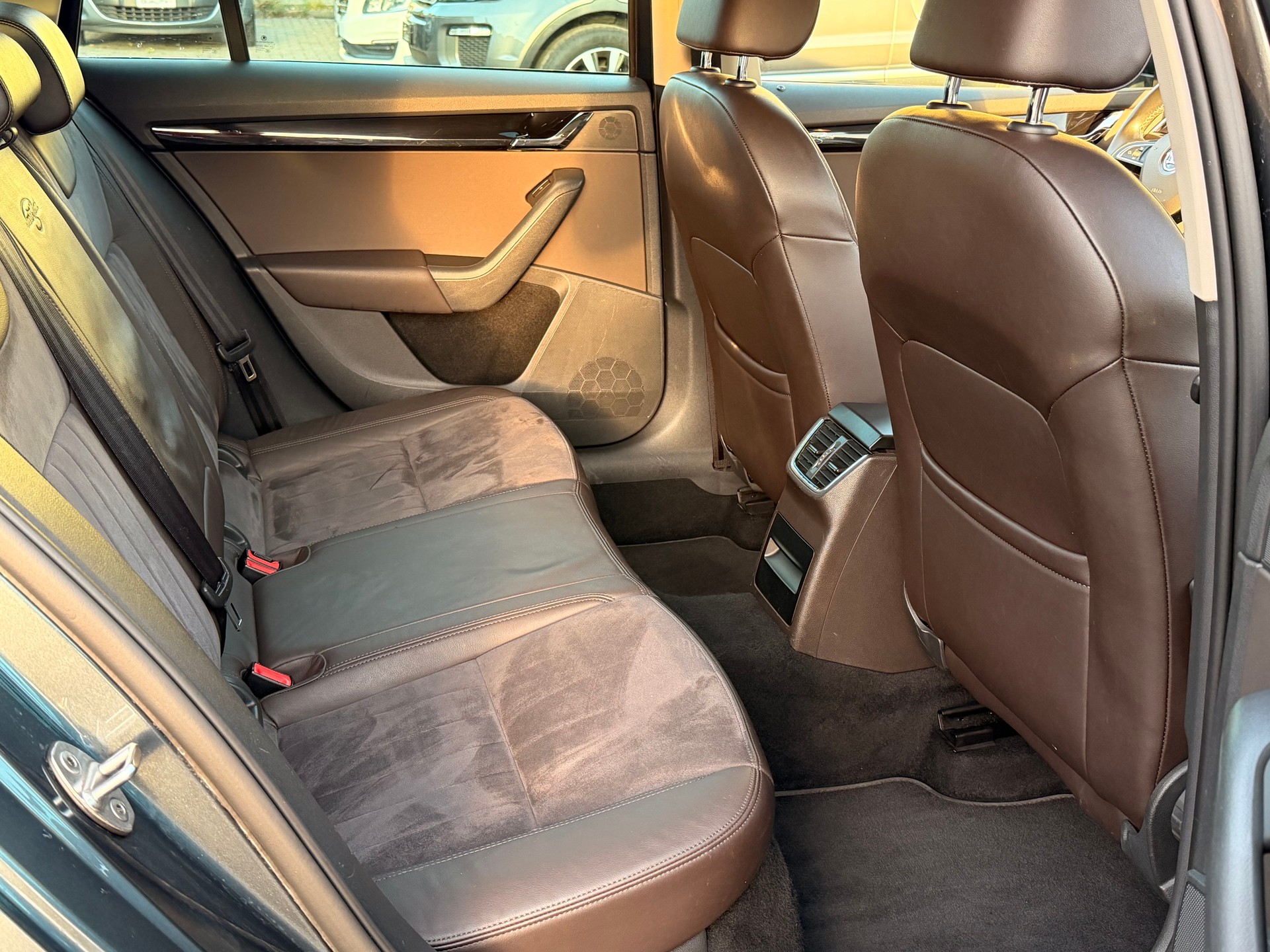 SKODA Octavia Combi 2.0 TDI L&K 4x4 DSG-image-12