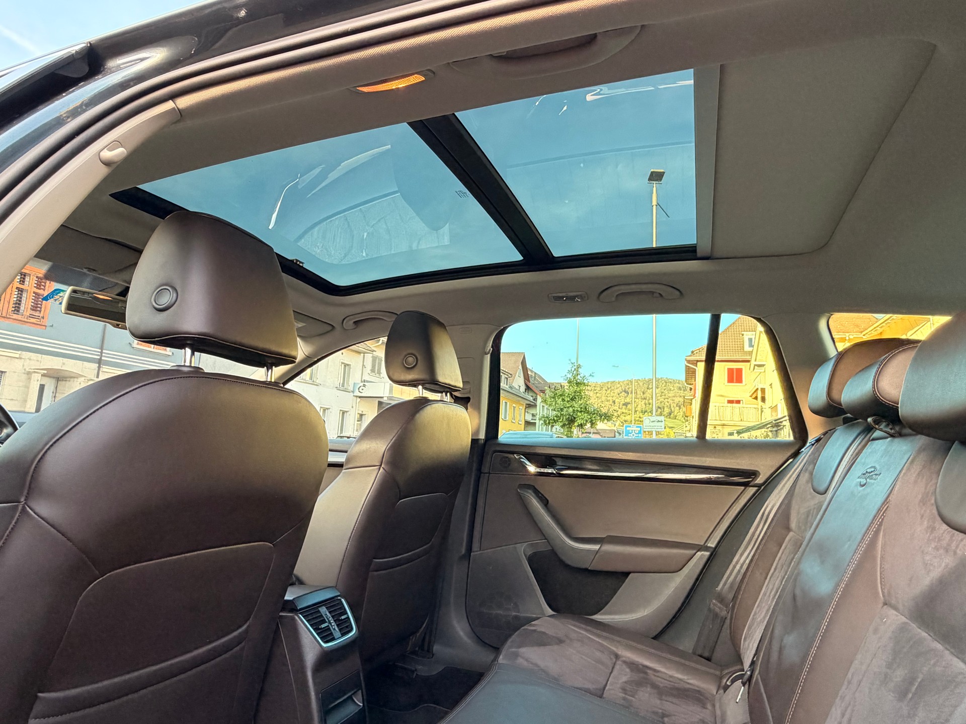SKODA Octavia Combi 2.0 TDI L&K 4x4 DSG-image-18