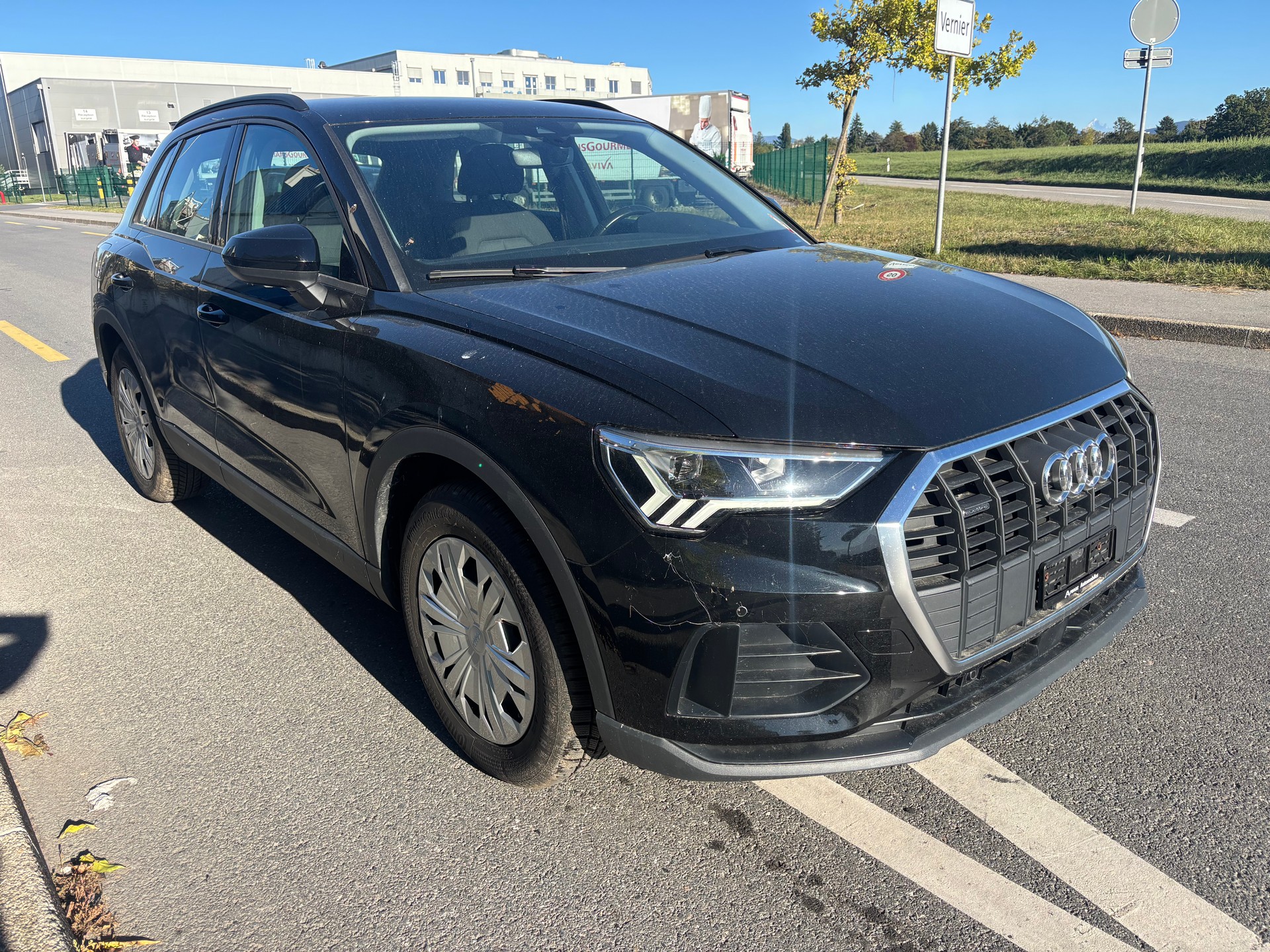 AUDI Q3 35 TDI quattro S-tronic-image-2