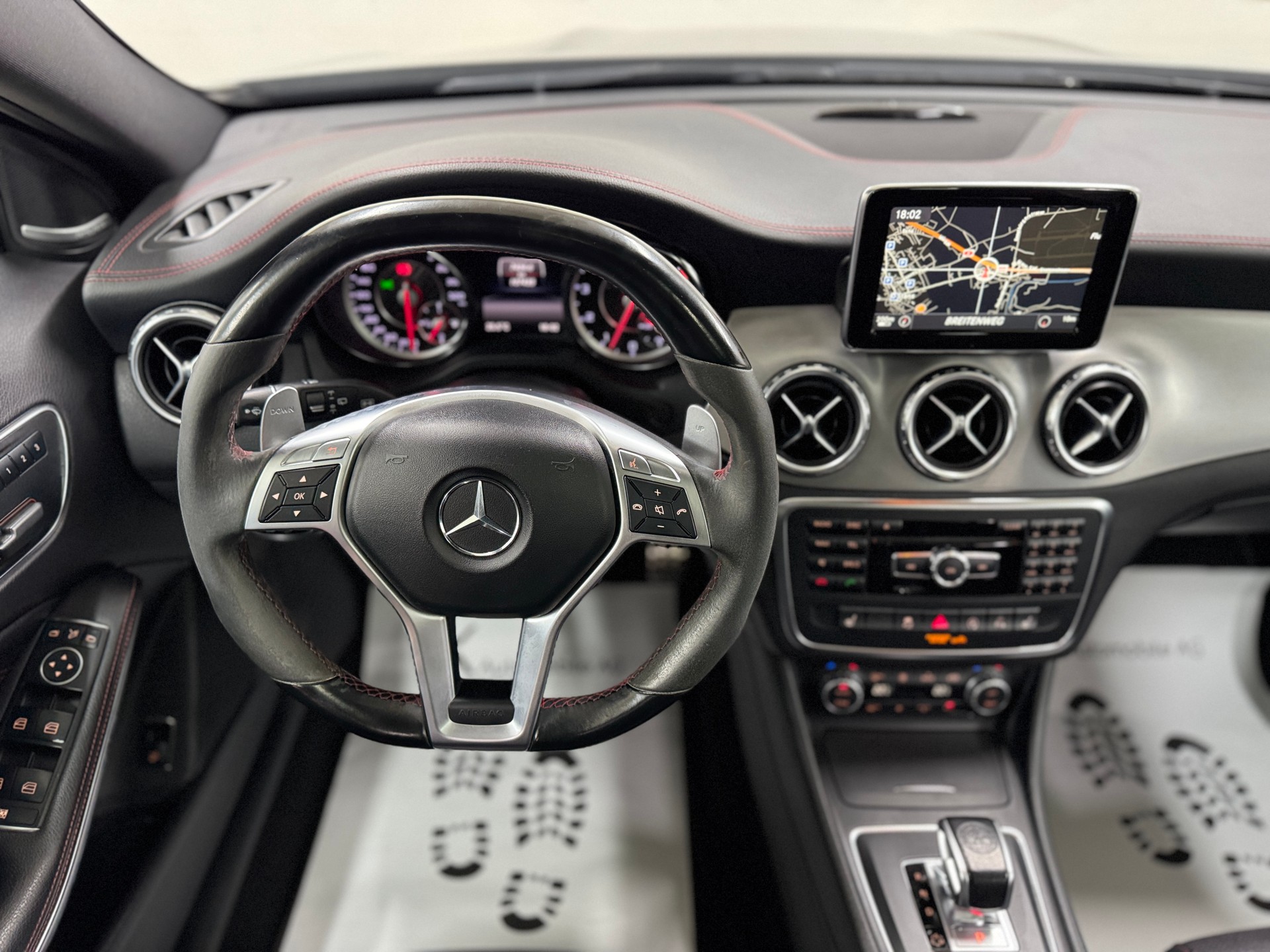 MERCEDES-BENZ GLA 45 AMG 4Matic 360PS 7G-DCT | AMG Heckspoiler | Performance-Abgasanlage | RF-Kamera | Panoramadach | Keyless Go |-image-11