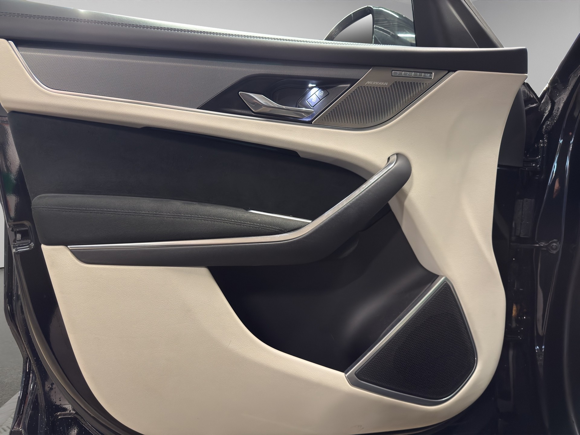 JAGUAR F-Pace 5.0 V8 SVR AWD-image-8