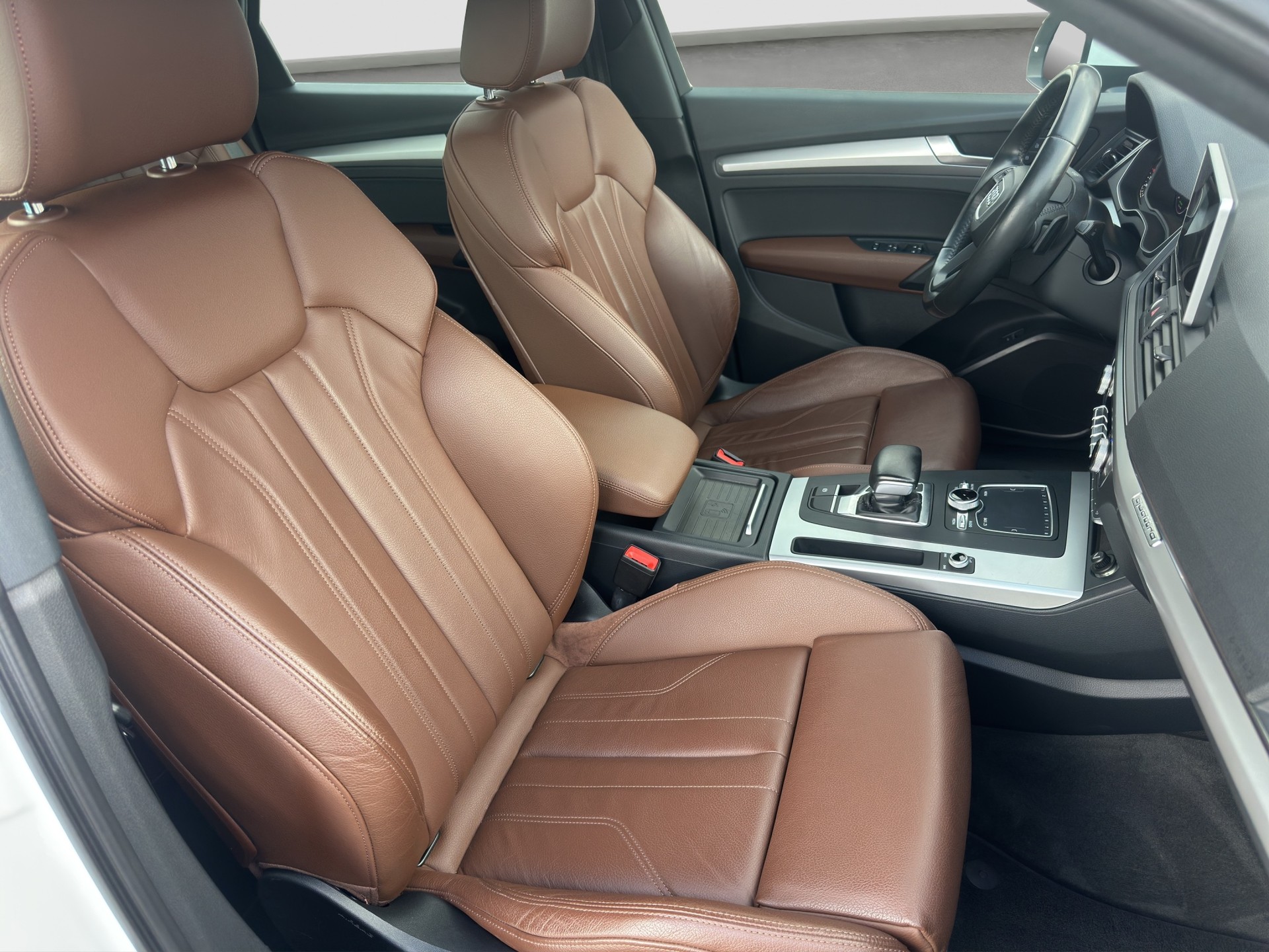 AUDI Q5 2.0 TFSI quattro S-tronic-image-24