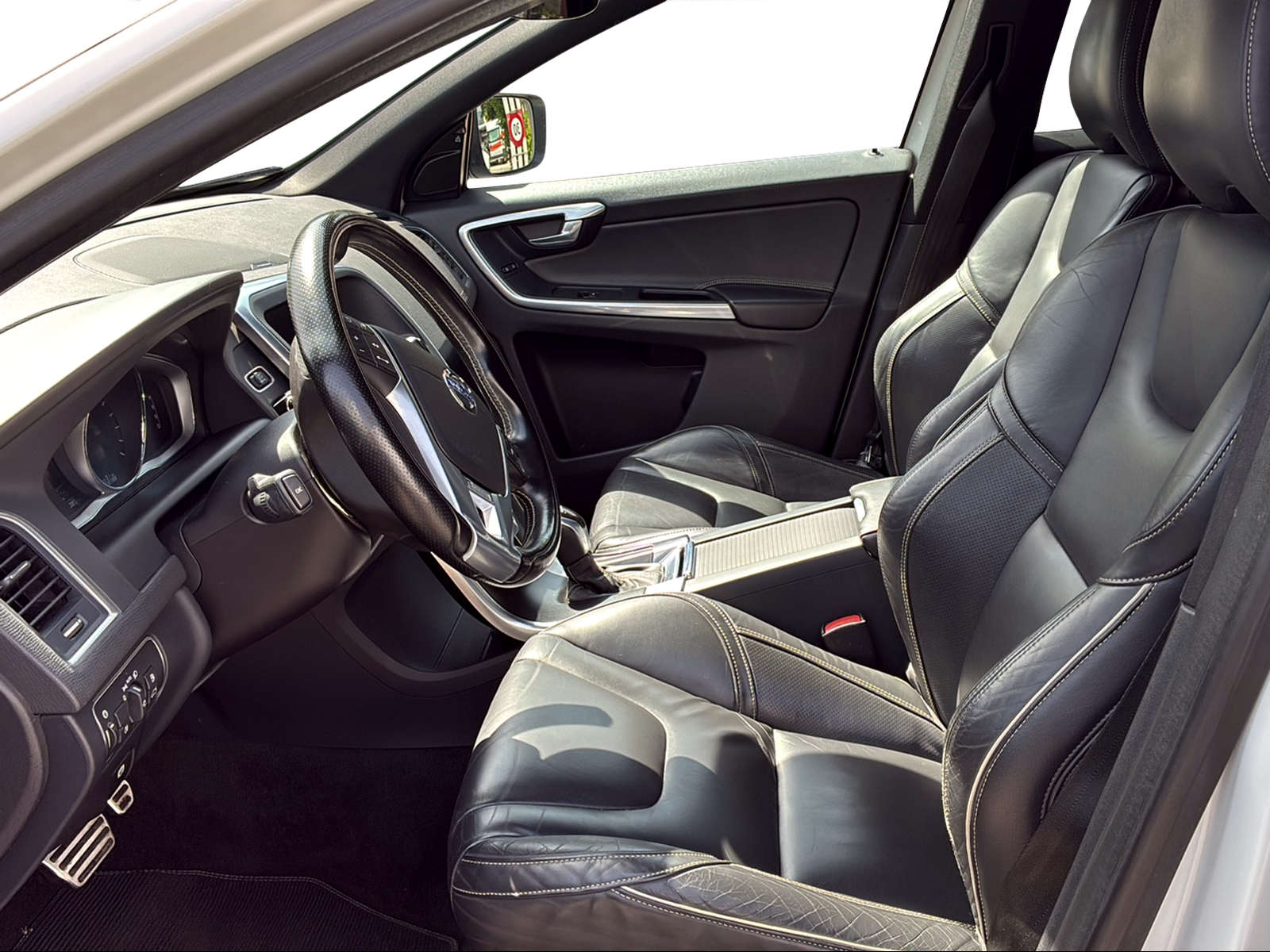 VOLVO XC60 3.0 T6 Summum R-Design AWD-image-10