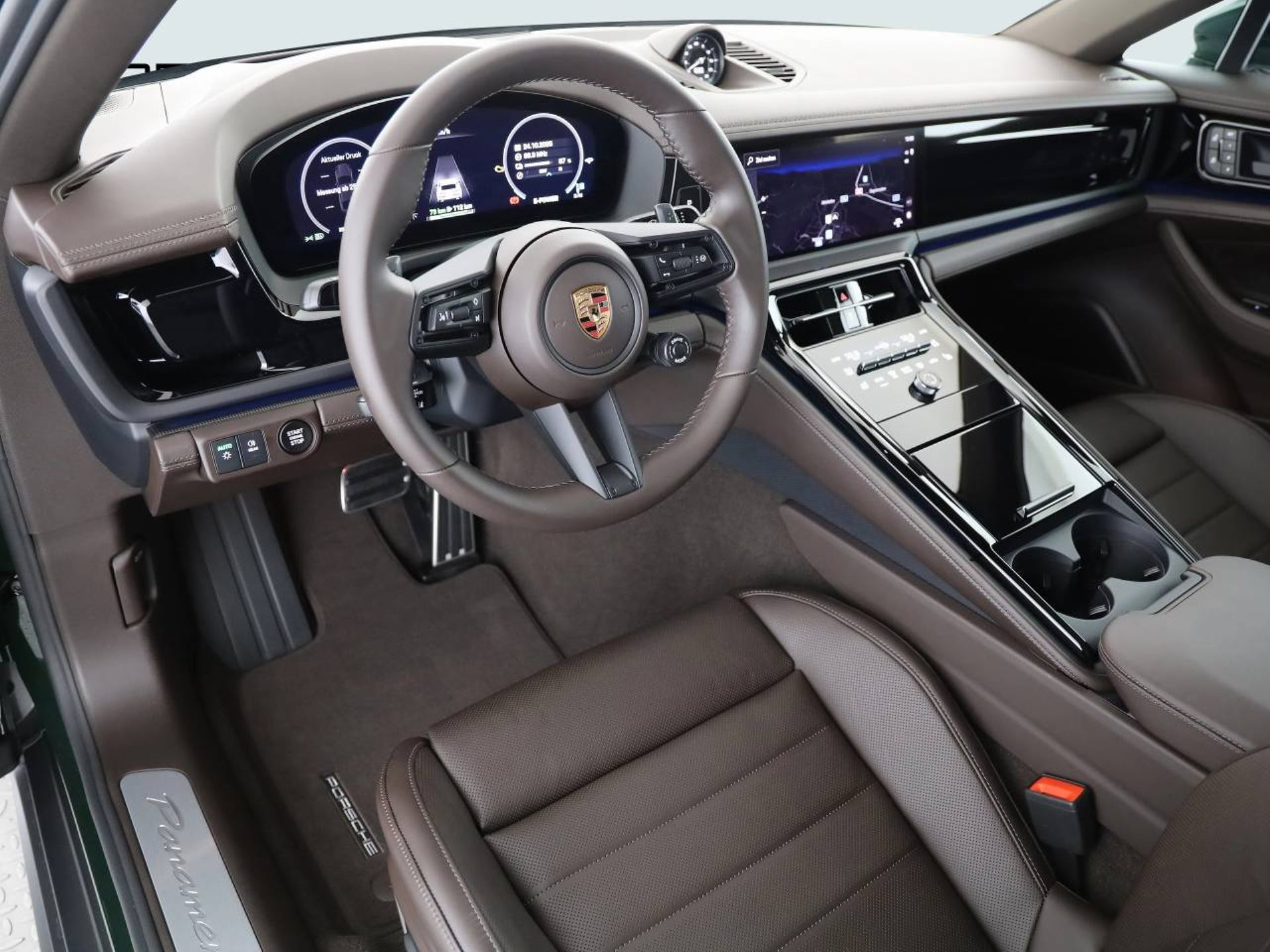 PORSCHE Panamera 4S E-Hybrid-showroom-element-3