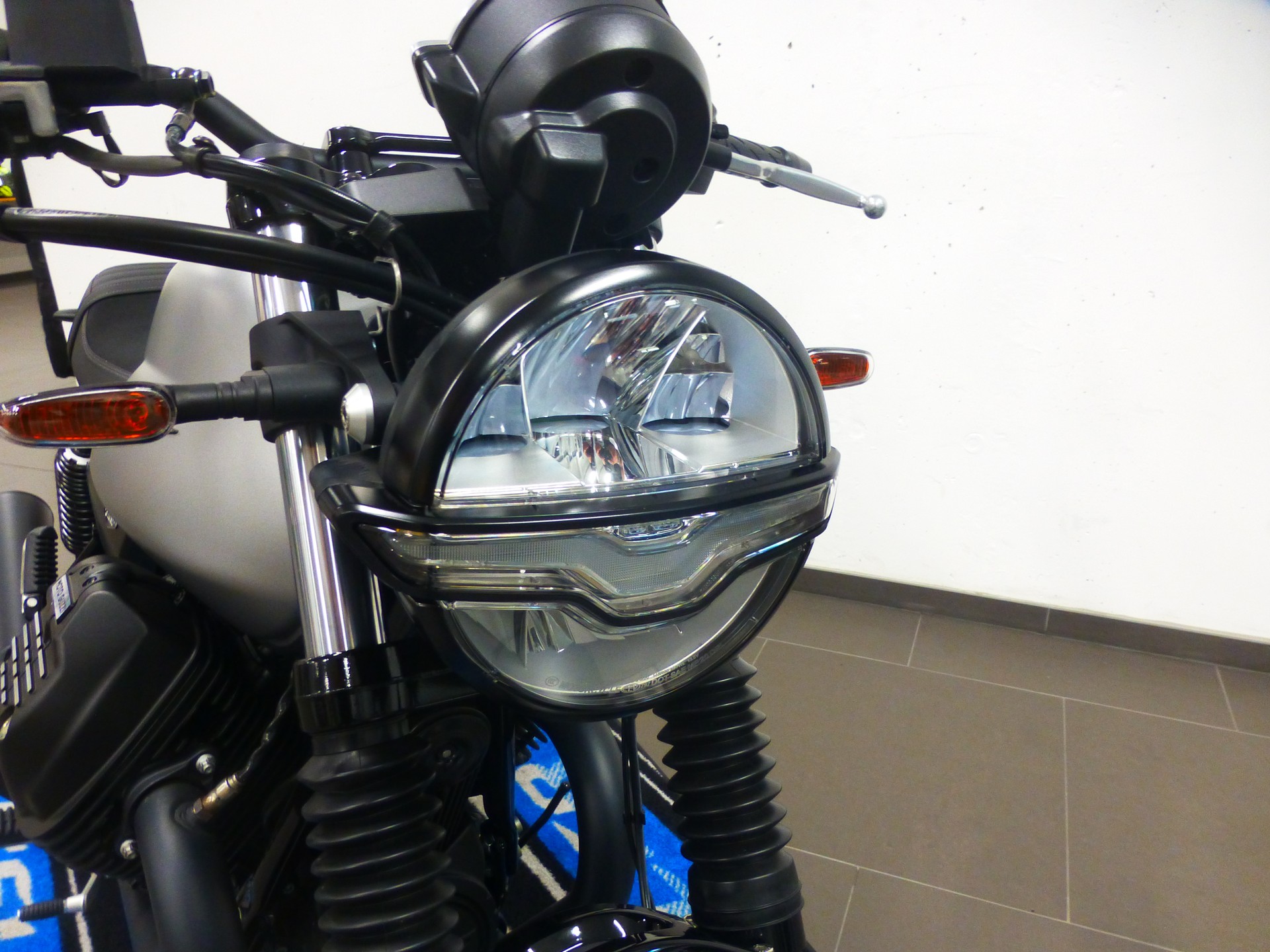 MOTO GUZZI V7 IV 850 Stone-image-8