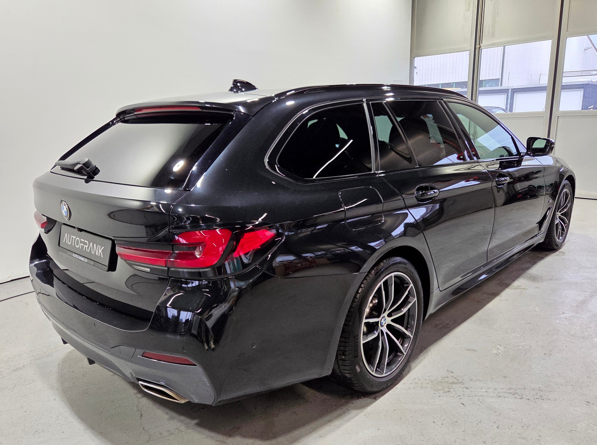 BMW 520d xDrive M-Sport Touring-image-16