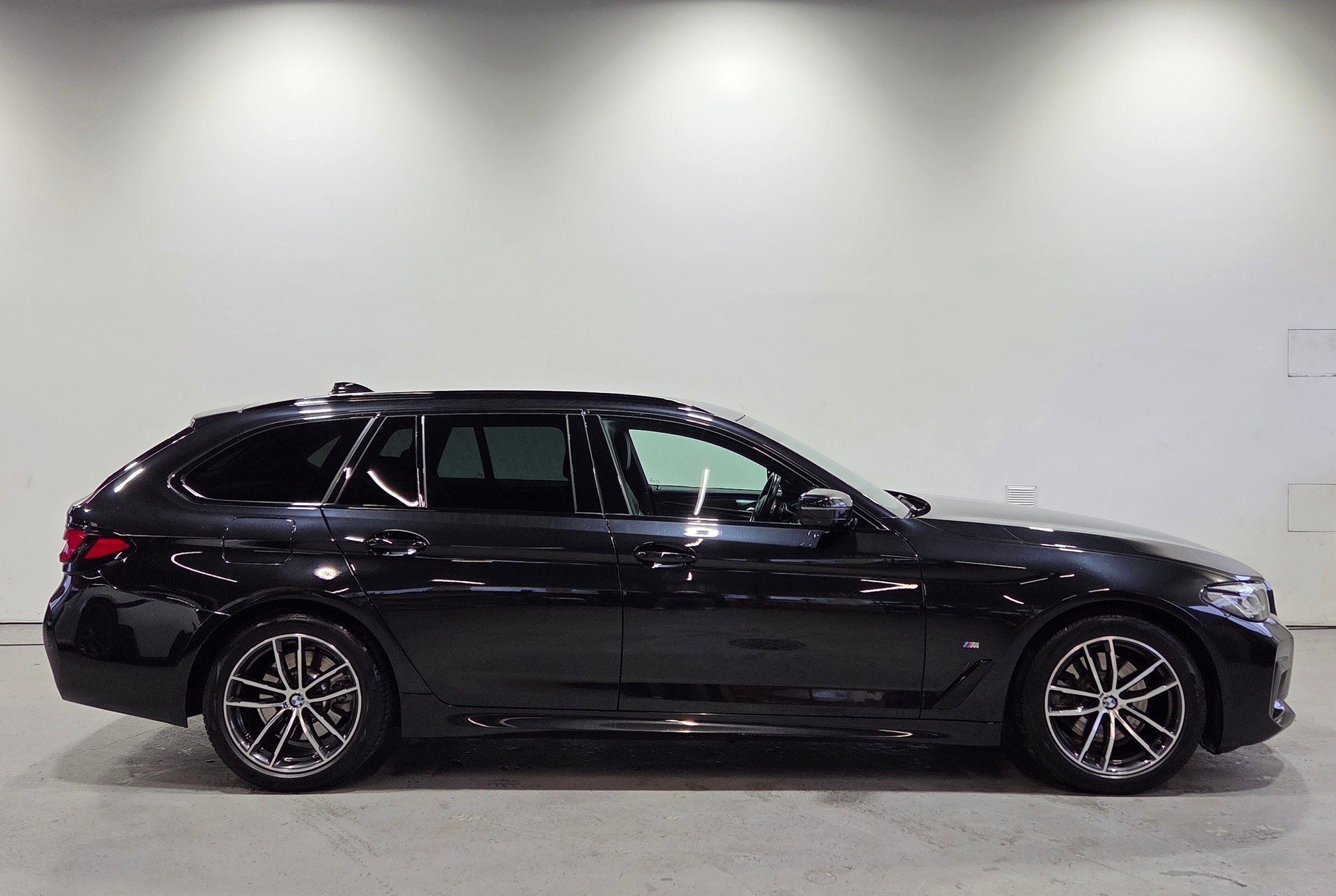 BMW 520d xDrive M-Sport Touring-showroom-element-1