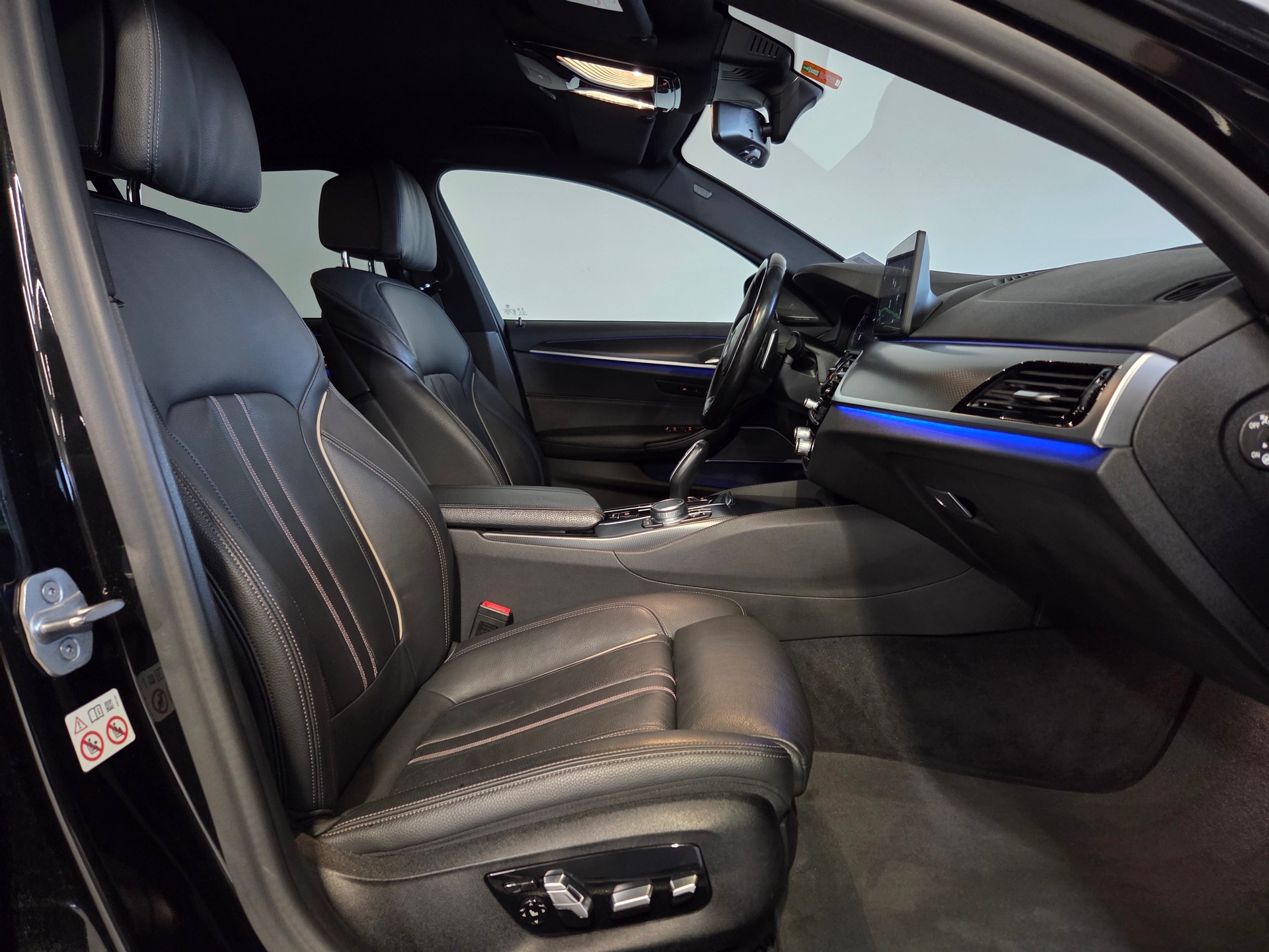 BMW 520d xDrive M-Sport Touring-image-17