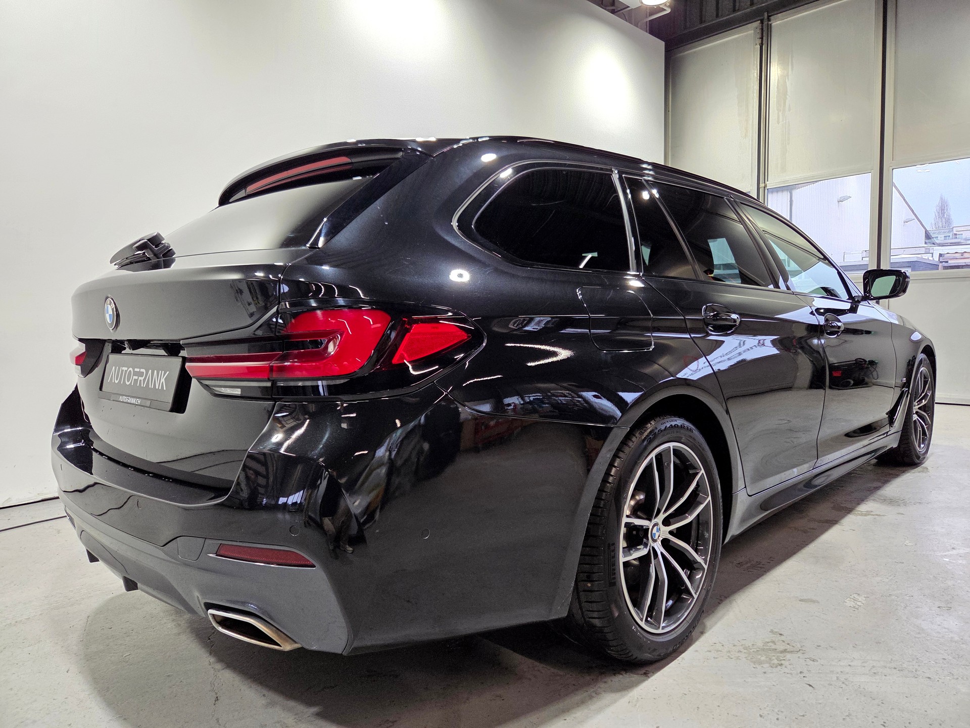 BMW 520d xDrive M-Sport Touring-showroom-element-2