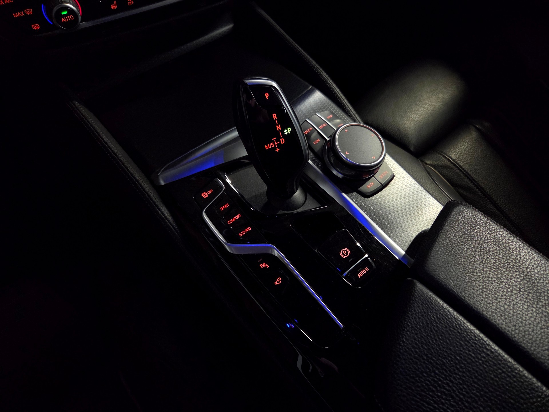 BMW 520d xDrive M-Sport Touring-image-12