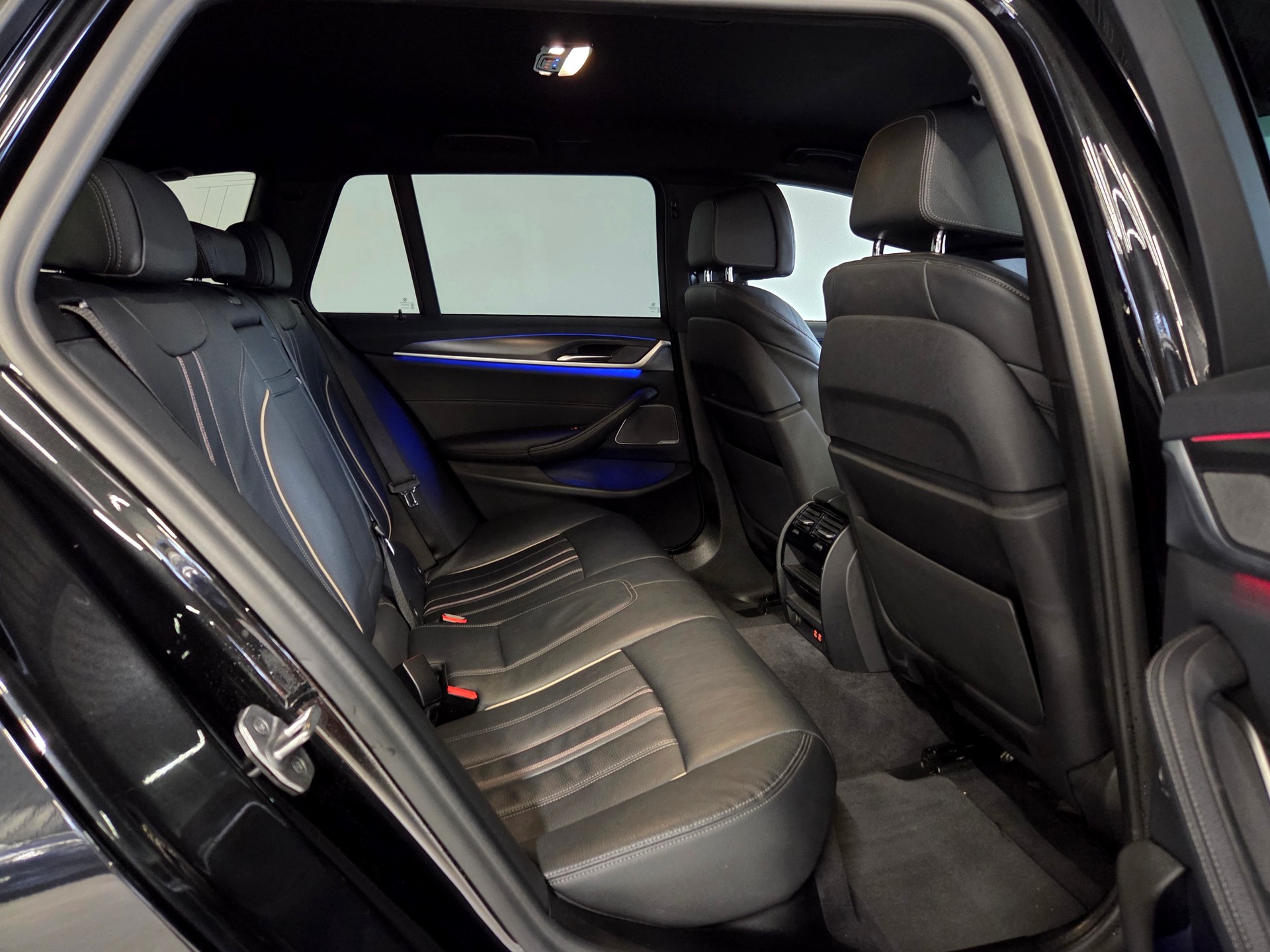 BMW 520d xDrive M-Sport Touring-image-18