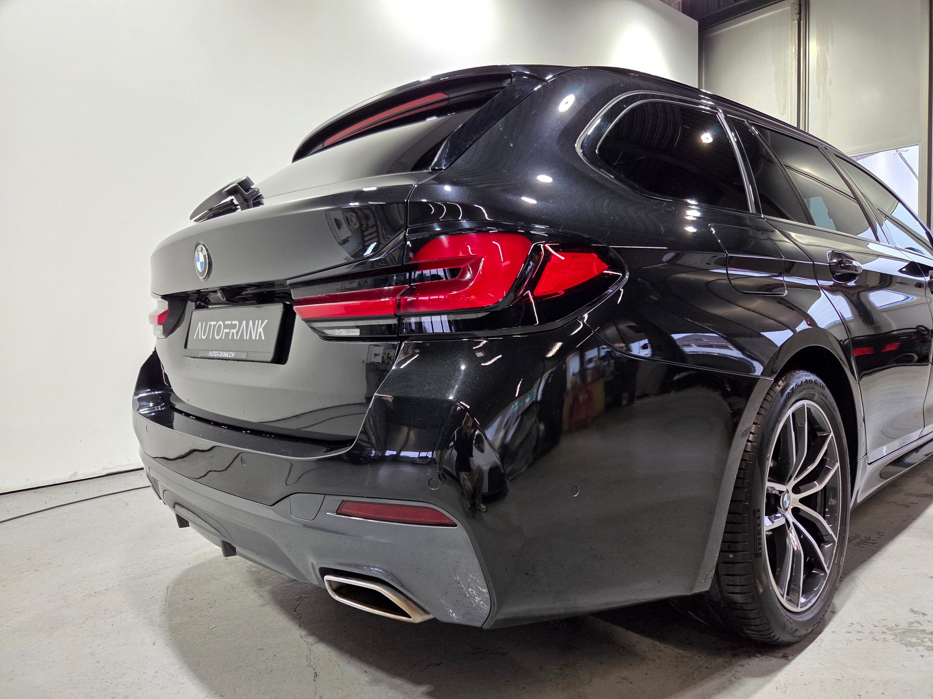 BMW 520d xDrive M-Sport Touring-image-10
