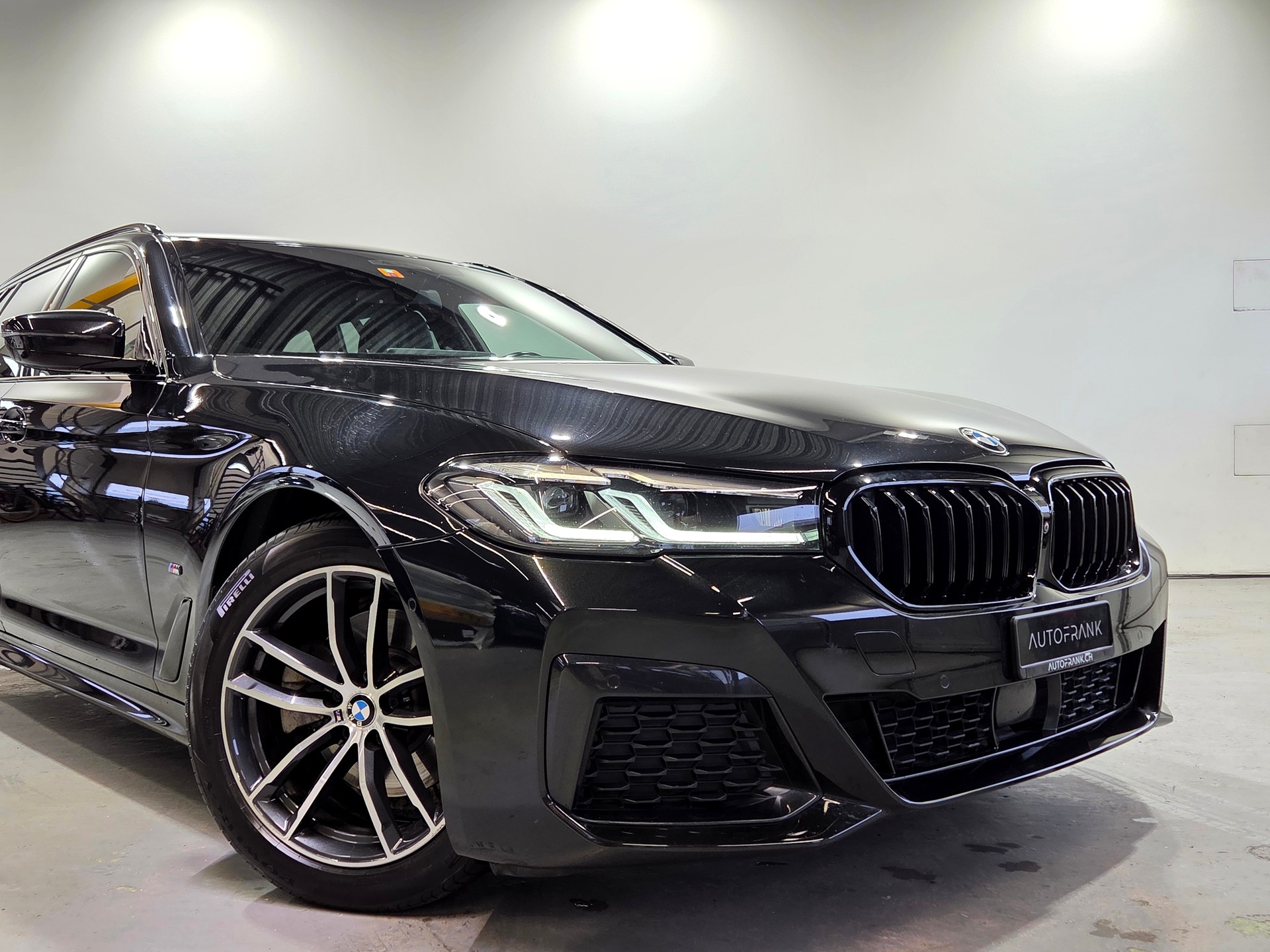 BMW 520d xDrive M-Sport Touring-image-9