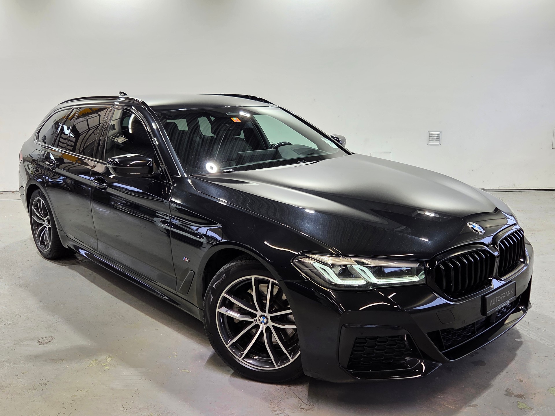 BMW 520d xDrive M-Sport Touring-image-15