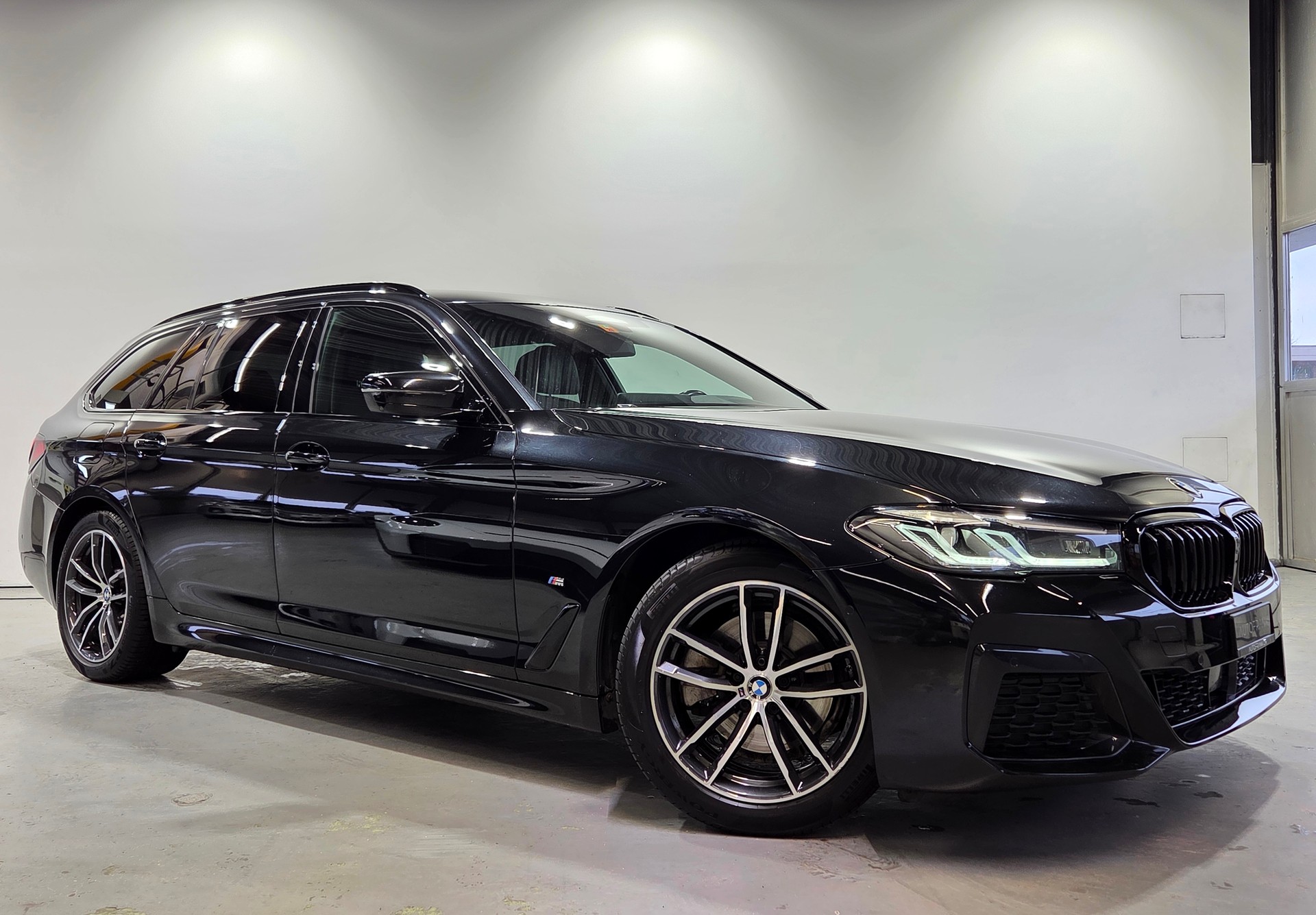 BMW 520d xDrive M-Sport Touring-image-19