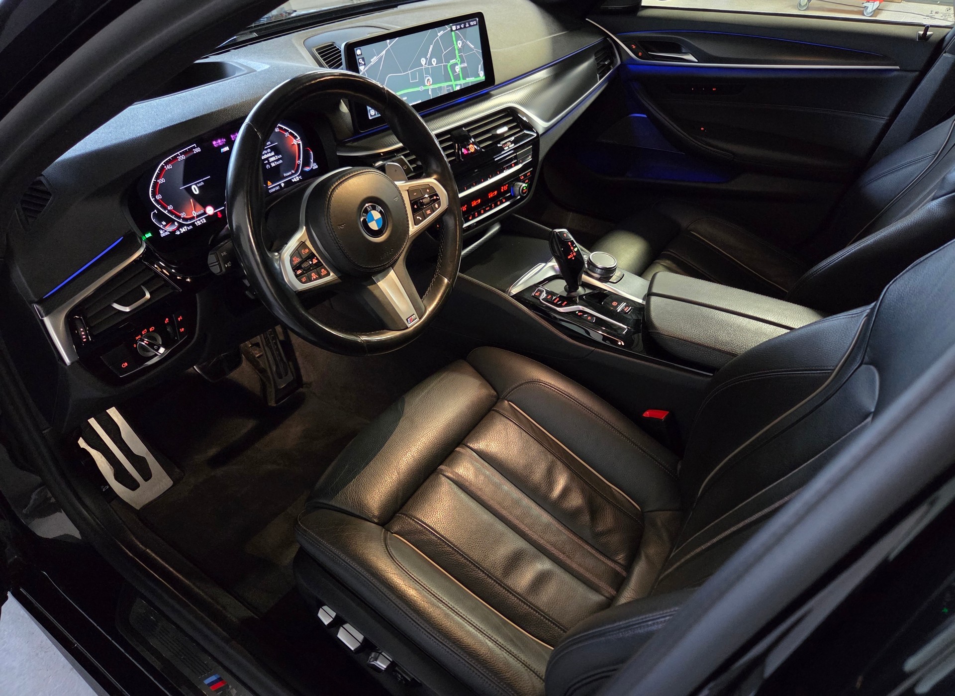 BMW 520d xDrive M-Sport Touring-showroom-element-3