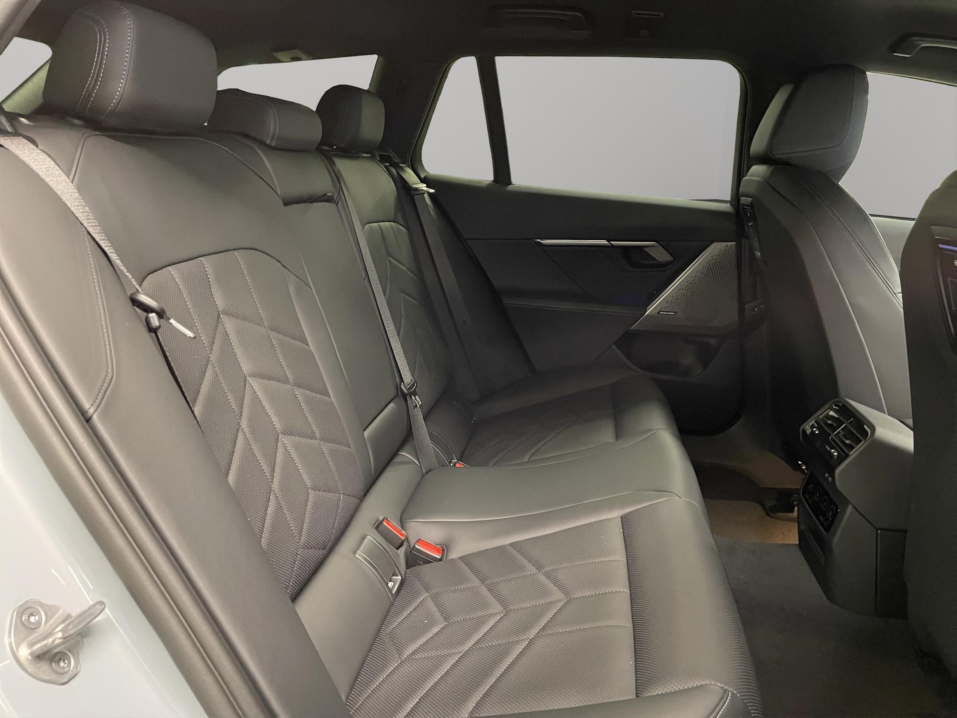 BMW 520d xDrive 48V Touring-image-17