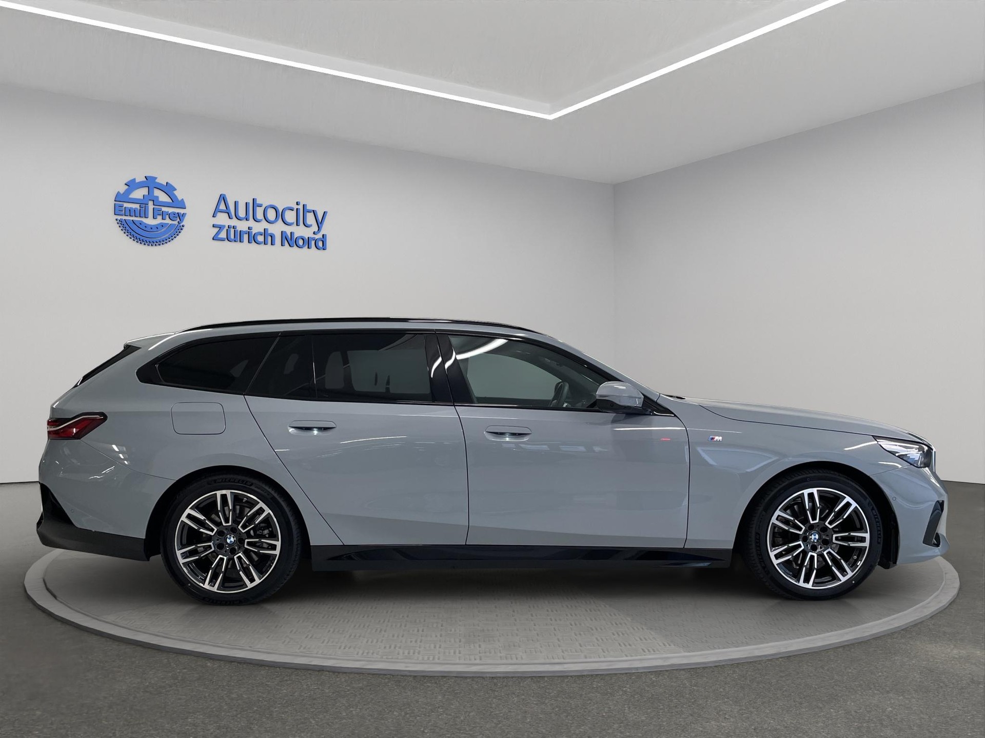 BMW 520d xDrive 48V Touring-image-5