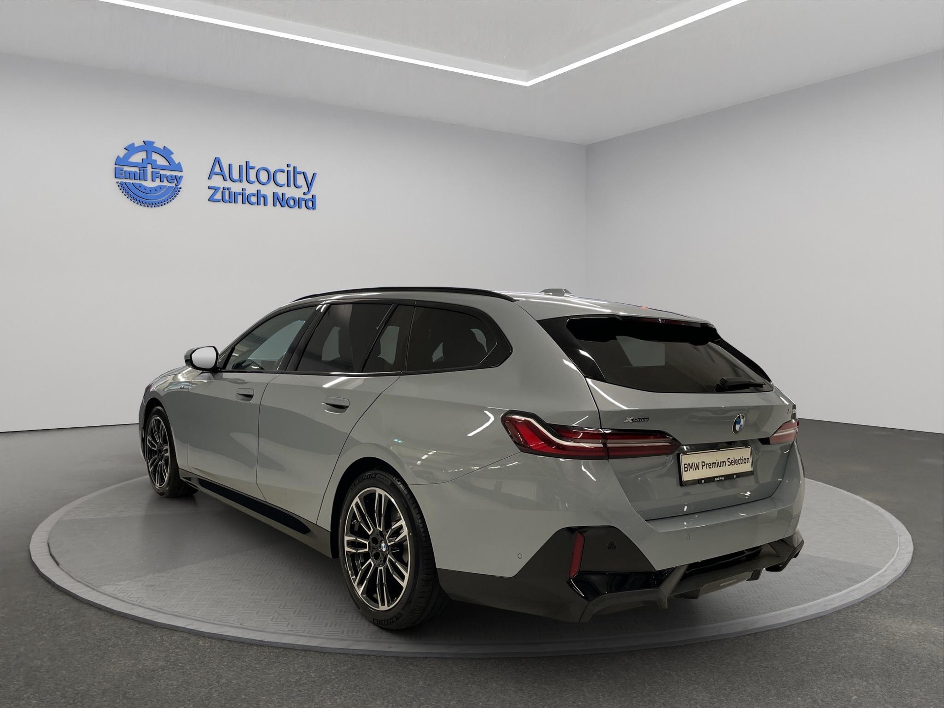 BMW 520d xDrive 48V Touring-image-1