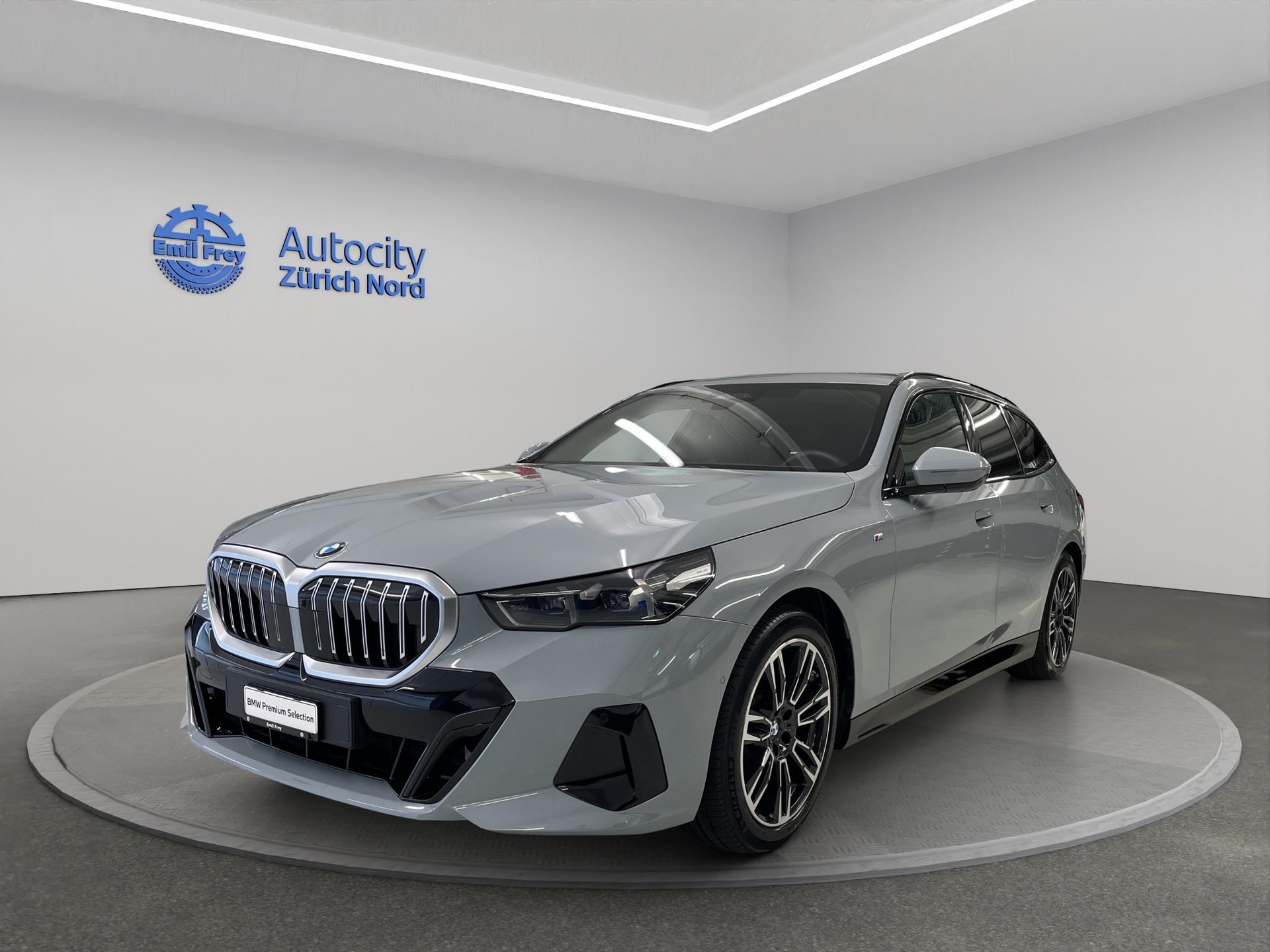 BMW 520d xDrive 48V Touring-image-0