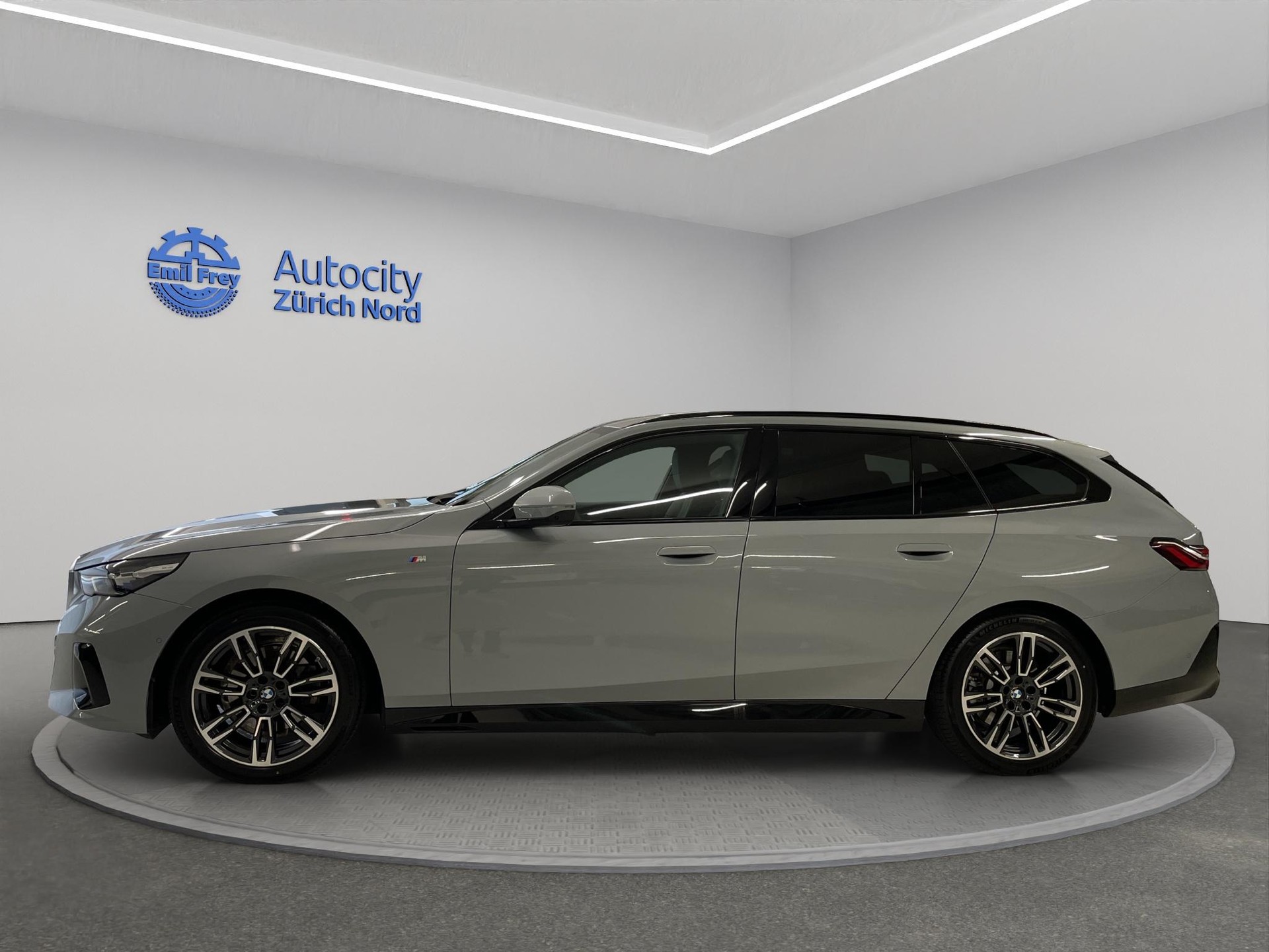BMW 520d xDrive 48V Touring-image-4