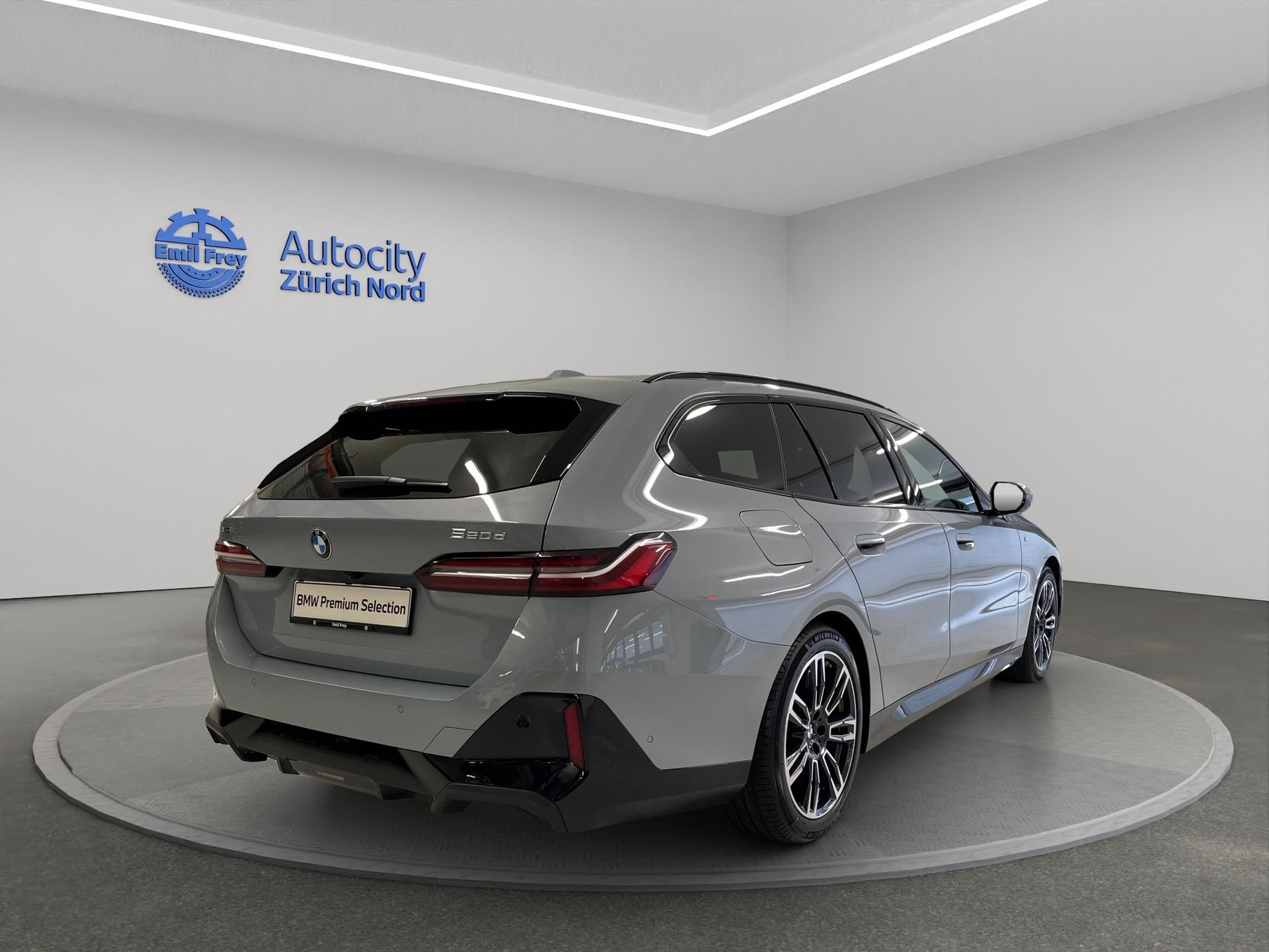 BMW 520d xDrive 48V Touring-image-3
