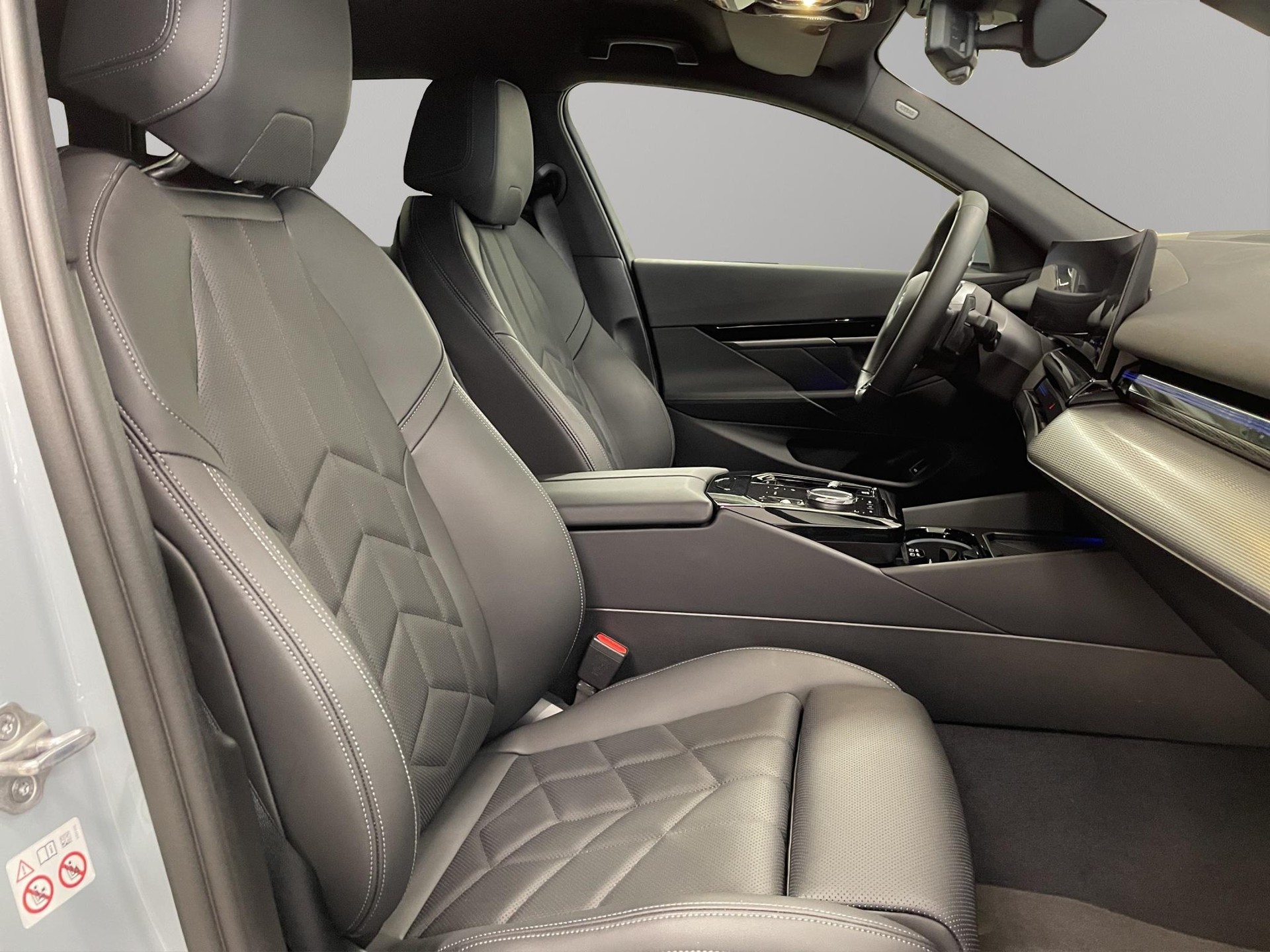 BMW 520d xDrive 48V Touring-image-10